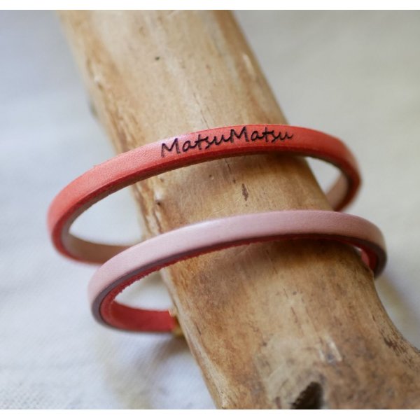 Pulseira personalizada de couro de duas cores com fecho dourado