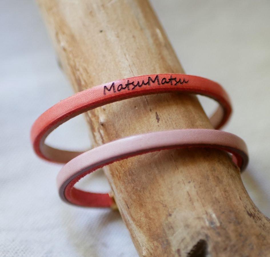Pulseira personalizada de couro de duas cores com fecho dourado