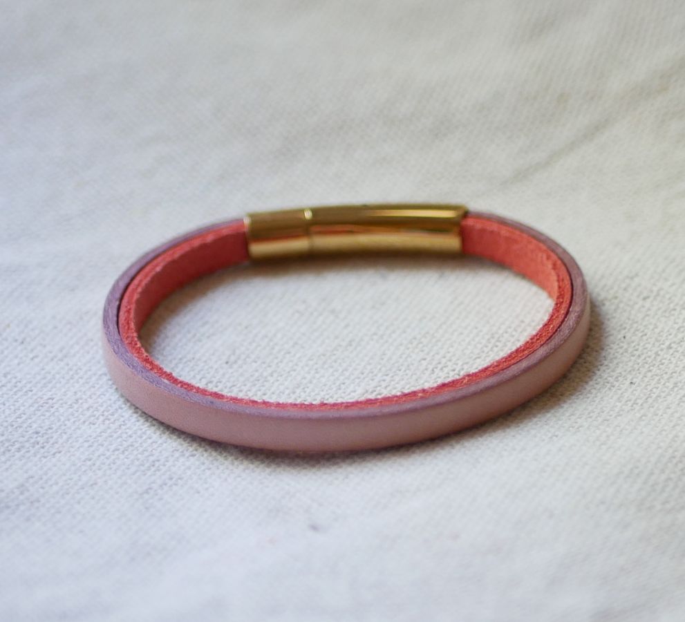 Pulseira personalizada de couro de duas cores com fecho dourado