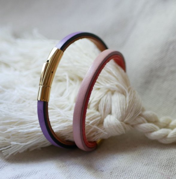 Pulseira personalizada de couro de duas cores com fecho dourado