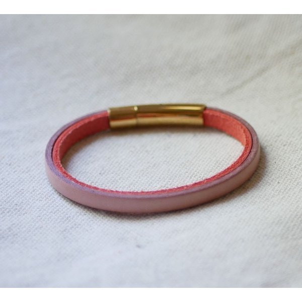 Pulseira personalizada de couro de duas cores com fecho dourado