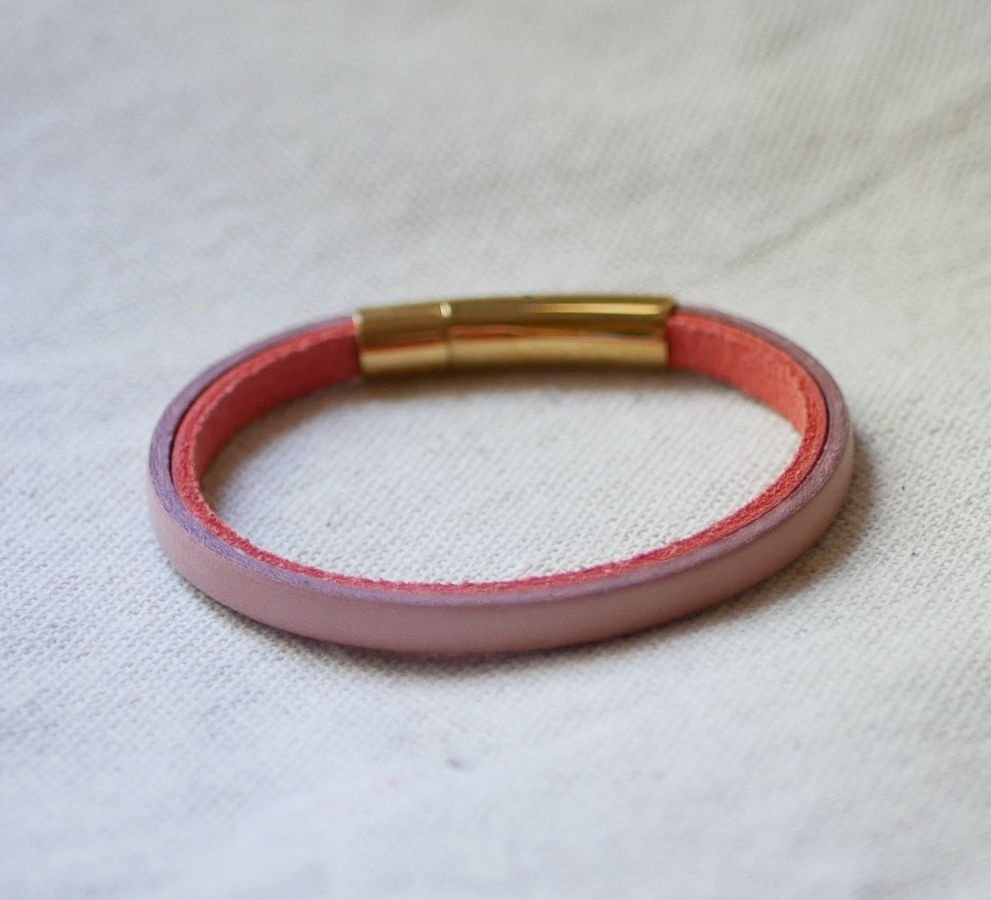 Pulseira personalizada de couro de duas cores com fecho dourado