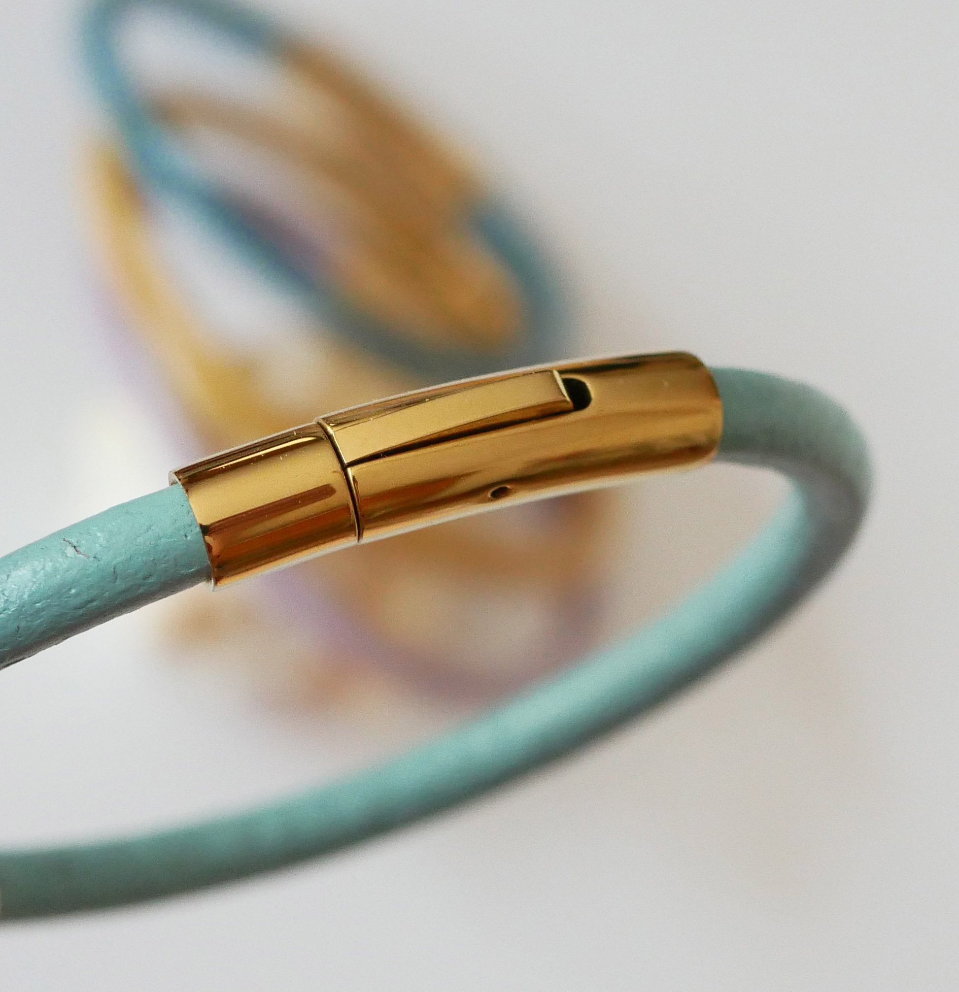 Pulseira de senhora redonda em pele com fecho de baioneta dourado