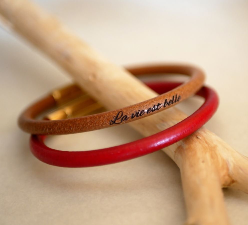 Pulseira de couro redonda personalizada para mulheres através de gravura