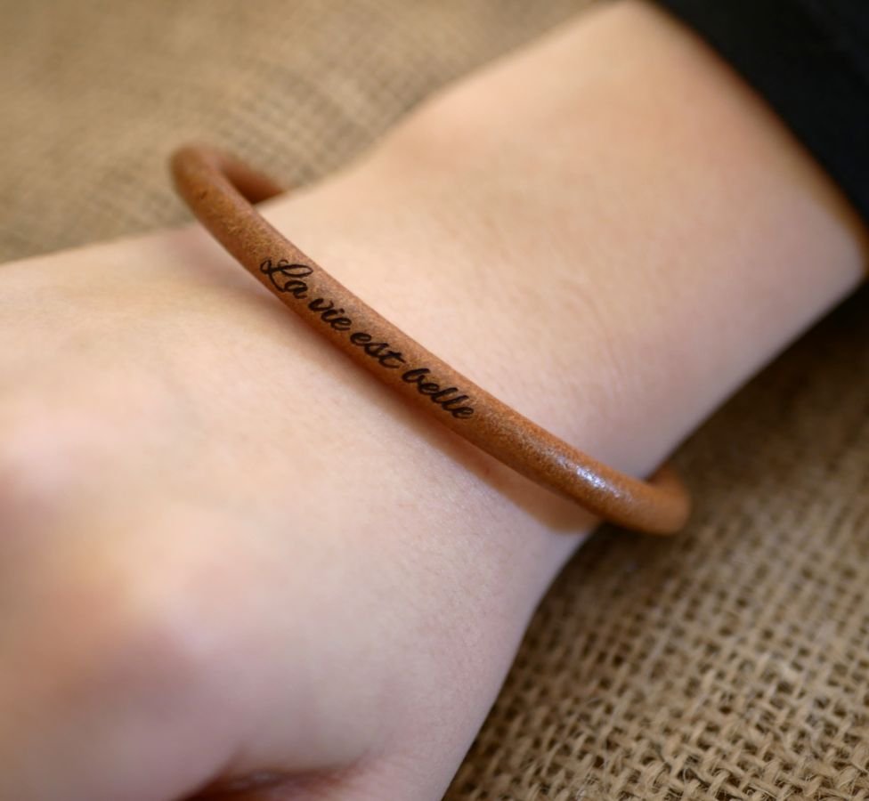 Pulseira de couro redonda personalizada para mulheres através de gravura