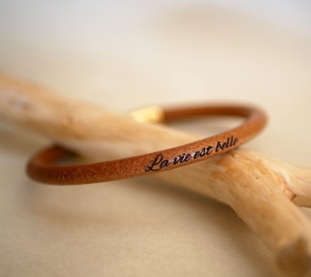 Pulseira de couro redonda personalizada para mulheres através de gravura