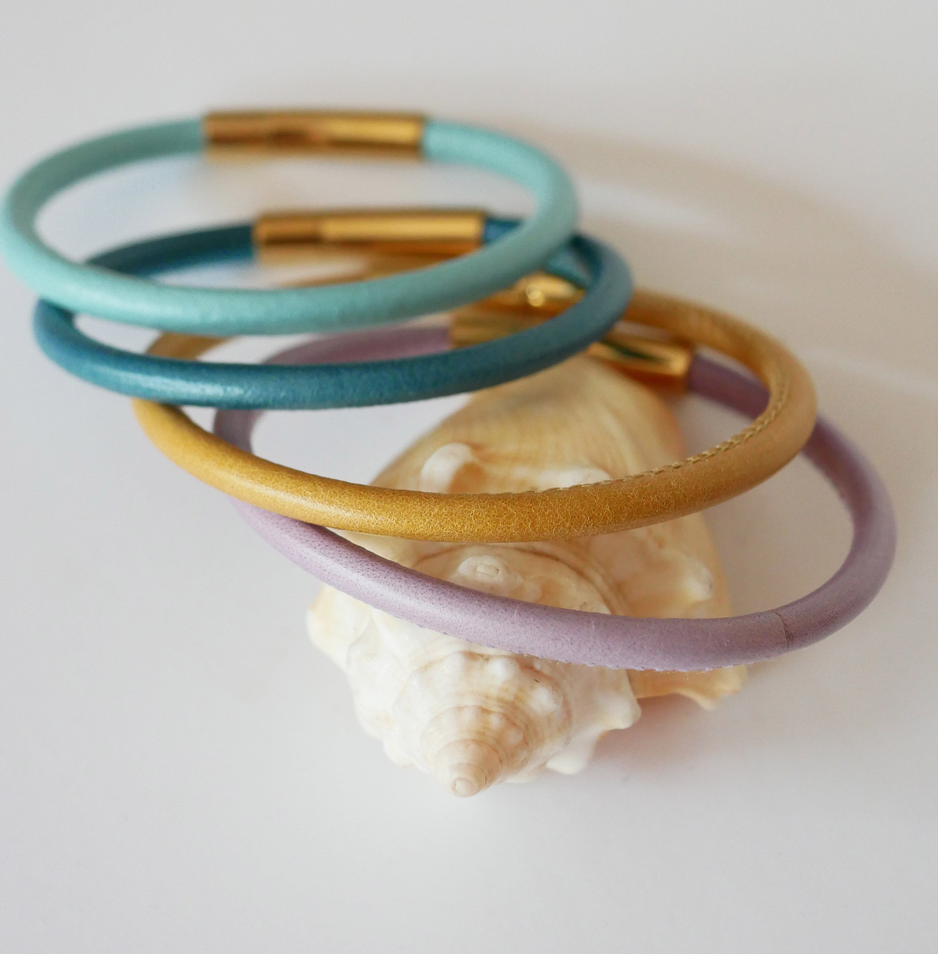 Pulseira de senhora redonda em pele com fecho de baioneta dourado