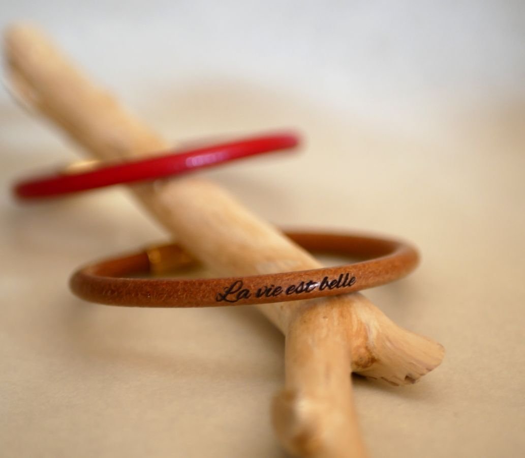 Pulseira de couro redonda personalizada para mulheres através de gravura