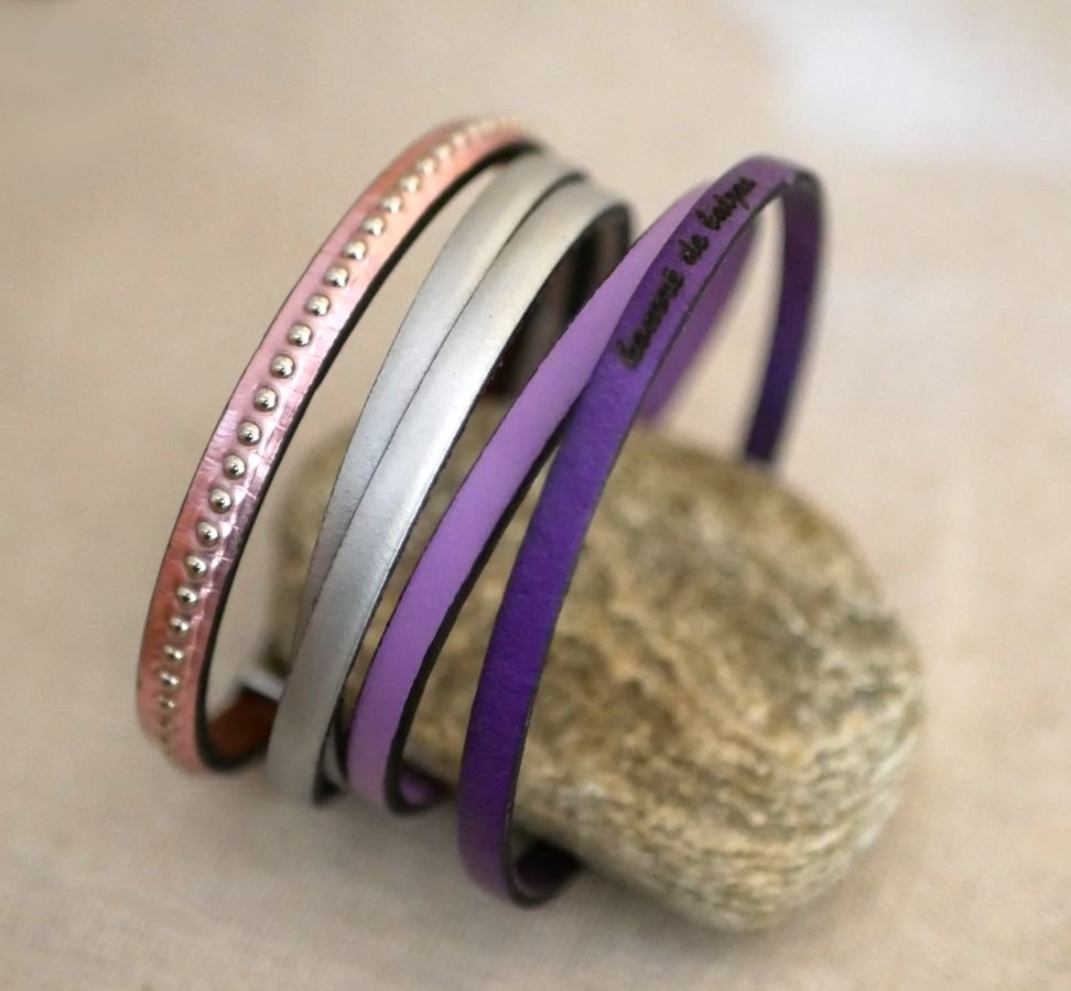 Pulseira feminina em pele metálica rosa com contas de prata 