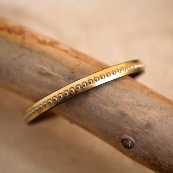 Pulseira feminina em pele met&aacute;lica rosa com missangas douradas