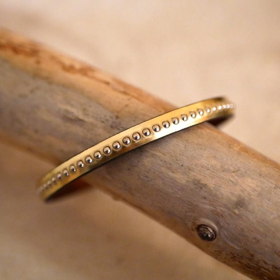 Pulseira feminina em pele metálica rosa com missangas douradas
