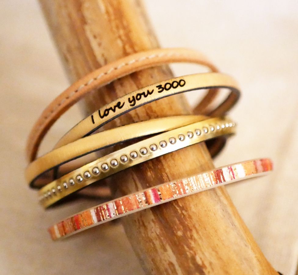 Pulseira feminina em pele metálica rosa com missangas douradas