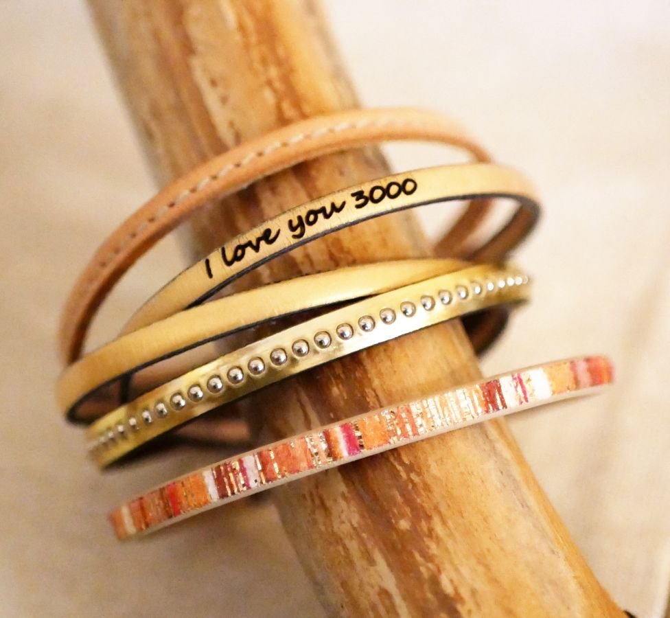 Pulseira feminina em pele metálica rosa com missangas douradas