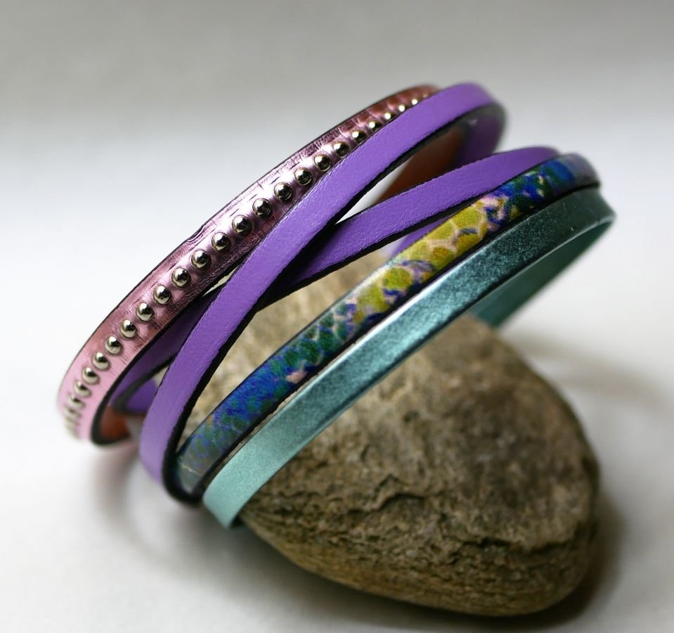 Pulseira feminina em pele metálica rosa com contas de prata 