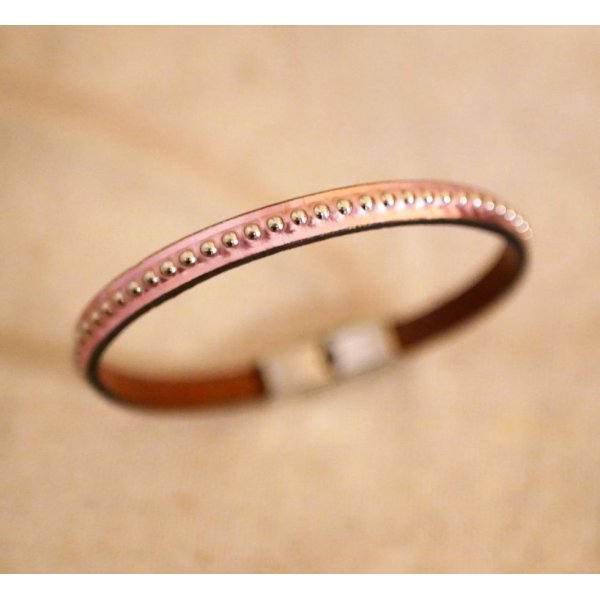 Pulseira feminina em pele met&aacute;lica rosa com contas de prata 