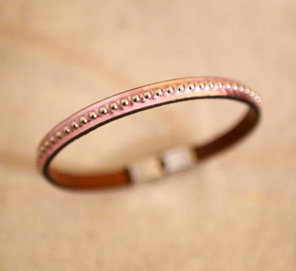 Pulseira feminina em pele metálica rosa com contas de prata 