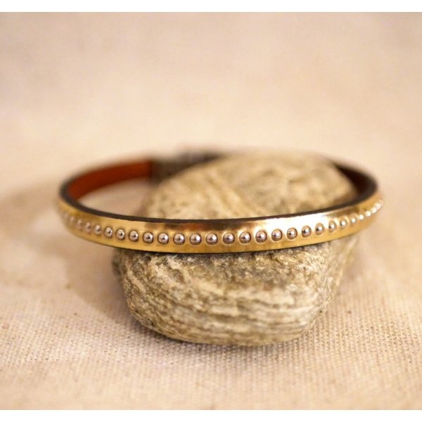 Pulseira feminina em pele met&aacute;lica rosa com missangas douradas