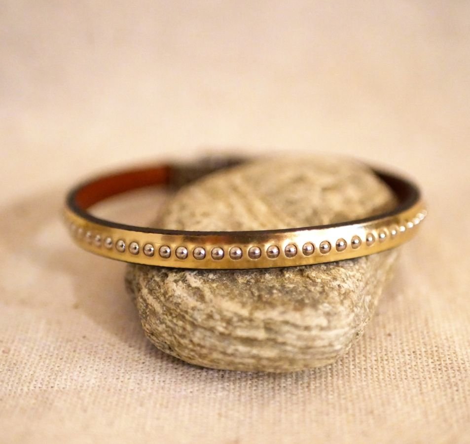 Pulseira feminina em pele metálica rosa com missangas douradas