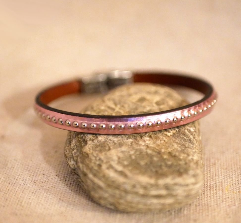 Pulseira feminina em pele metálica rosa com contas de prata 