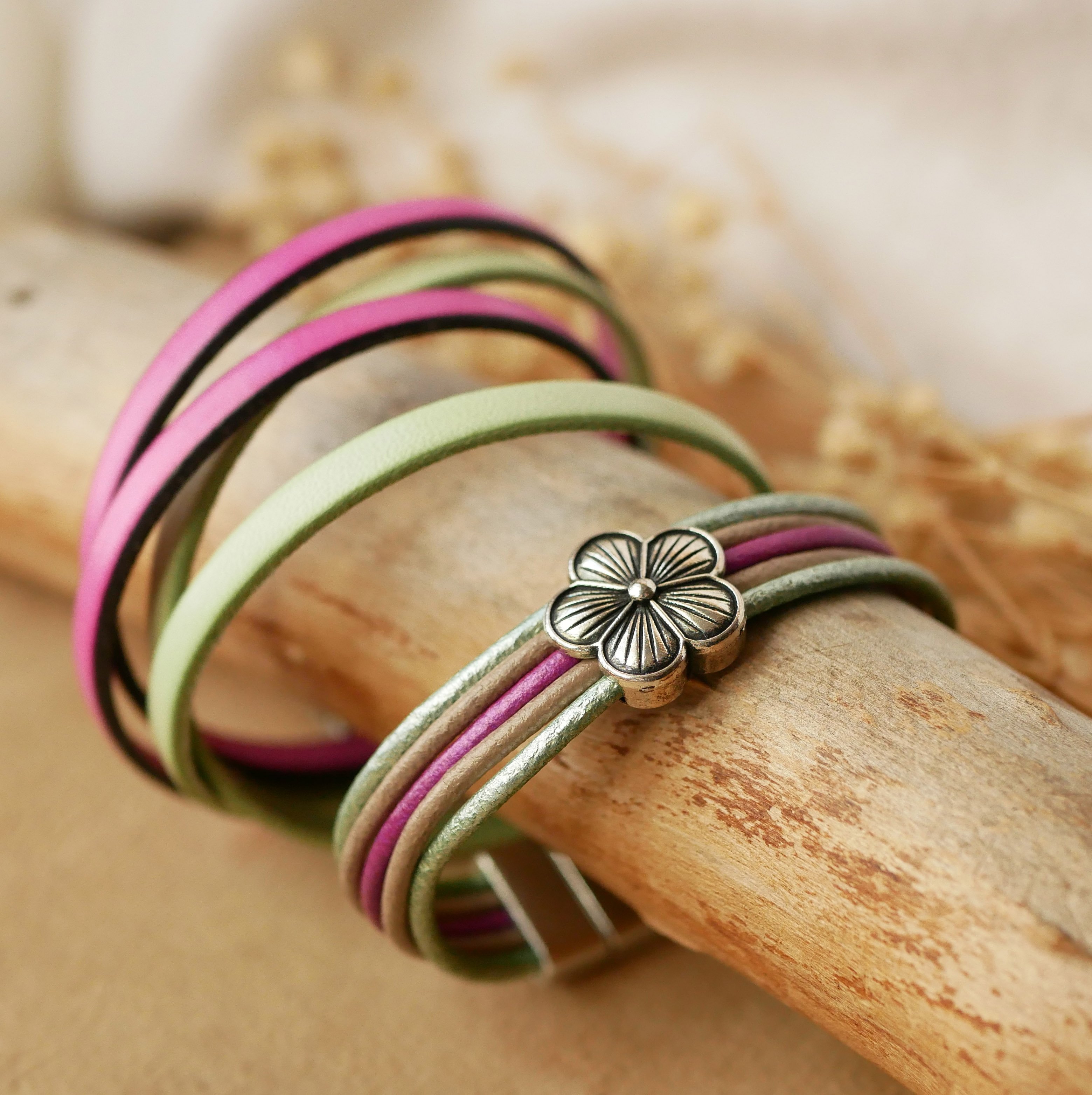 Pulseira para mulher com peles em tons pastel e design de flores em prata