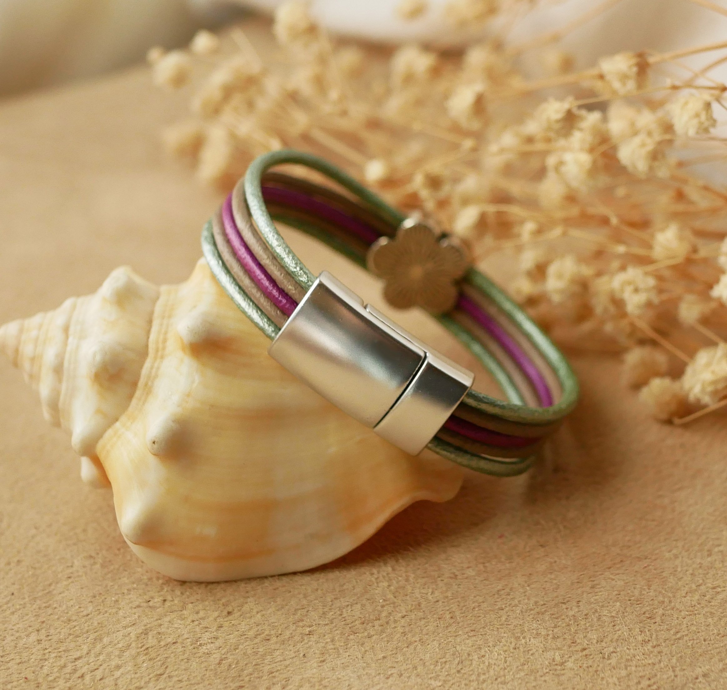 Pulseira para mulher com peles em tons pastel e design de flores em prata