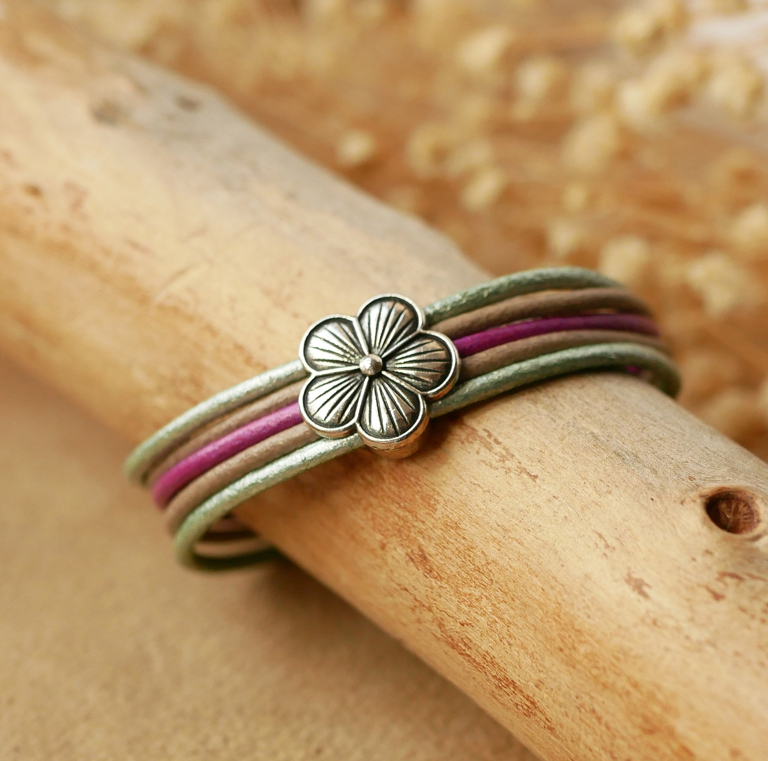 Pulseira para mulher com peles em tons pastel e design de flores em prata