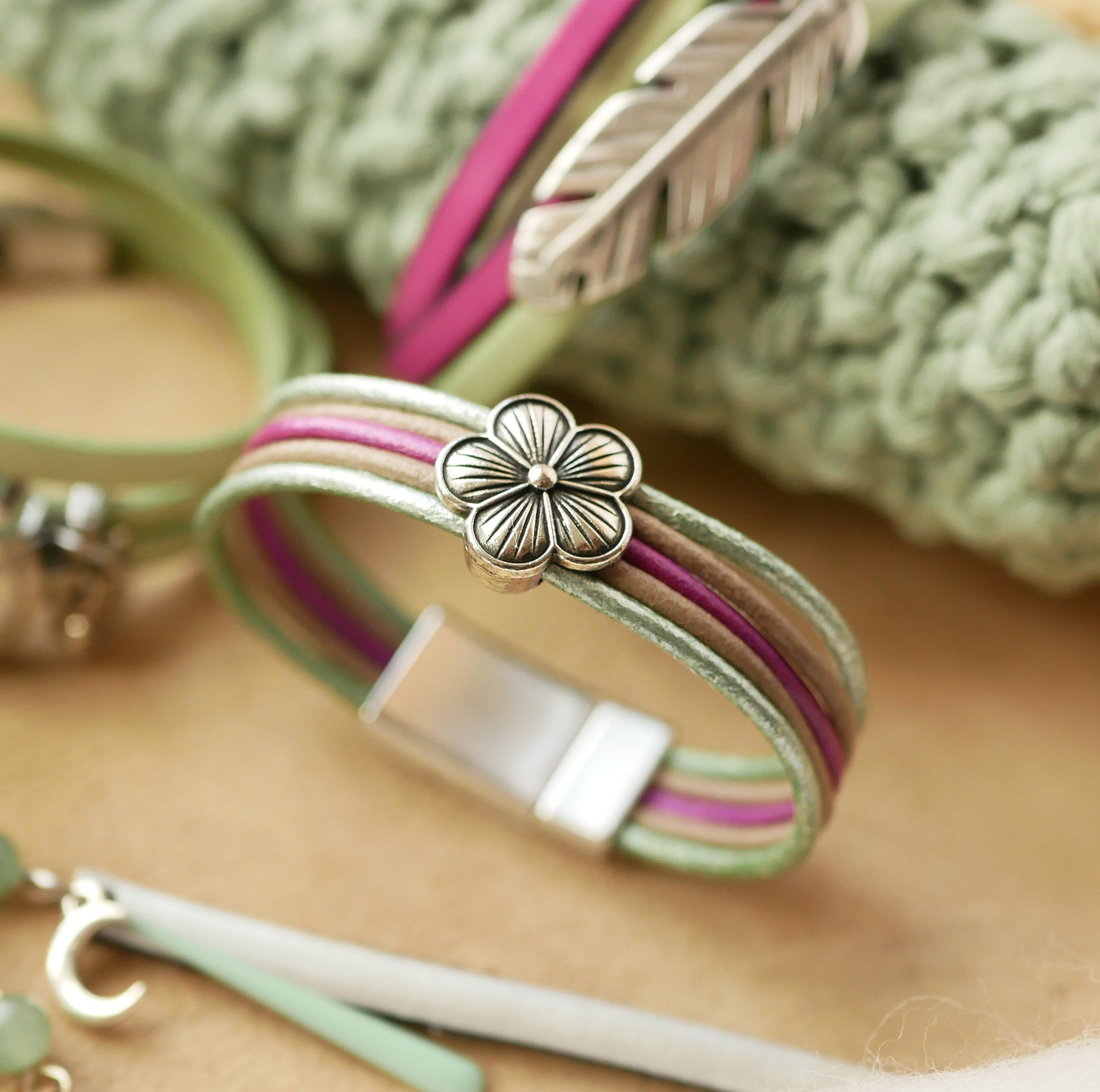 Pulseira para mulher com peles em tons pastel e design de flores em prata