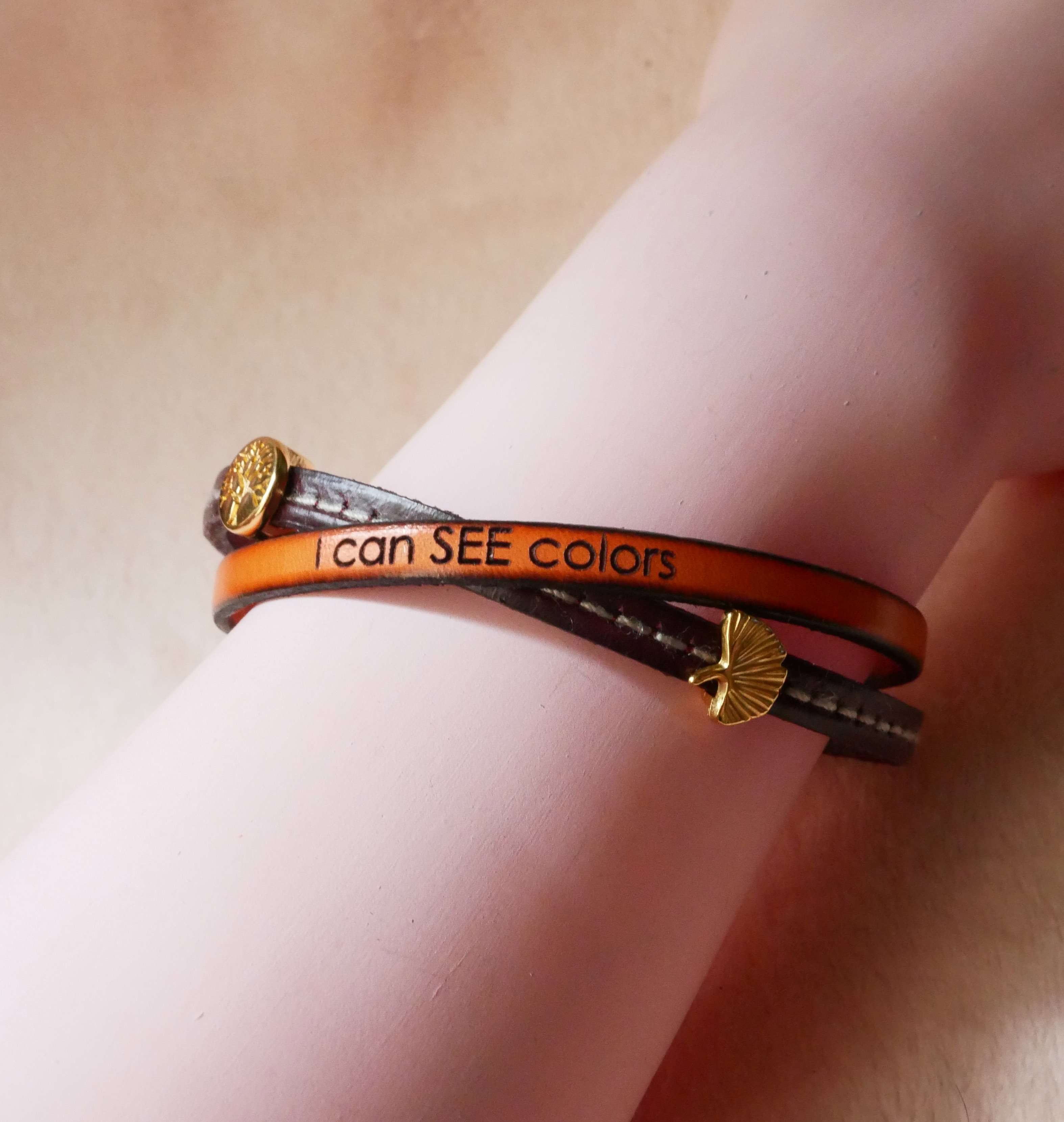 Pulseira dupla em pele Twist banhada a ouro para mulher 