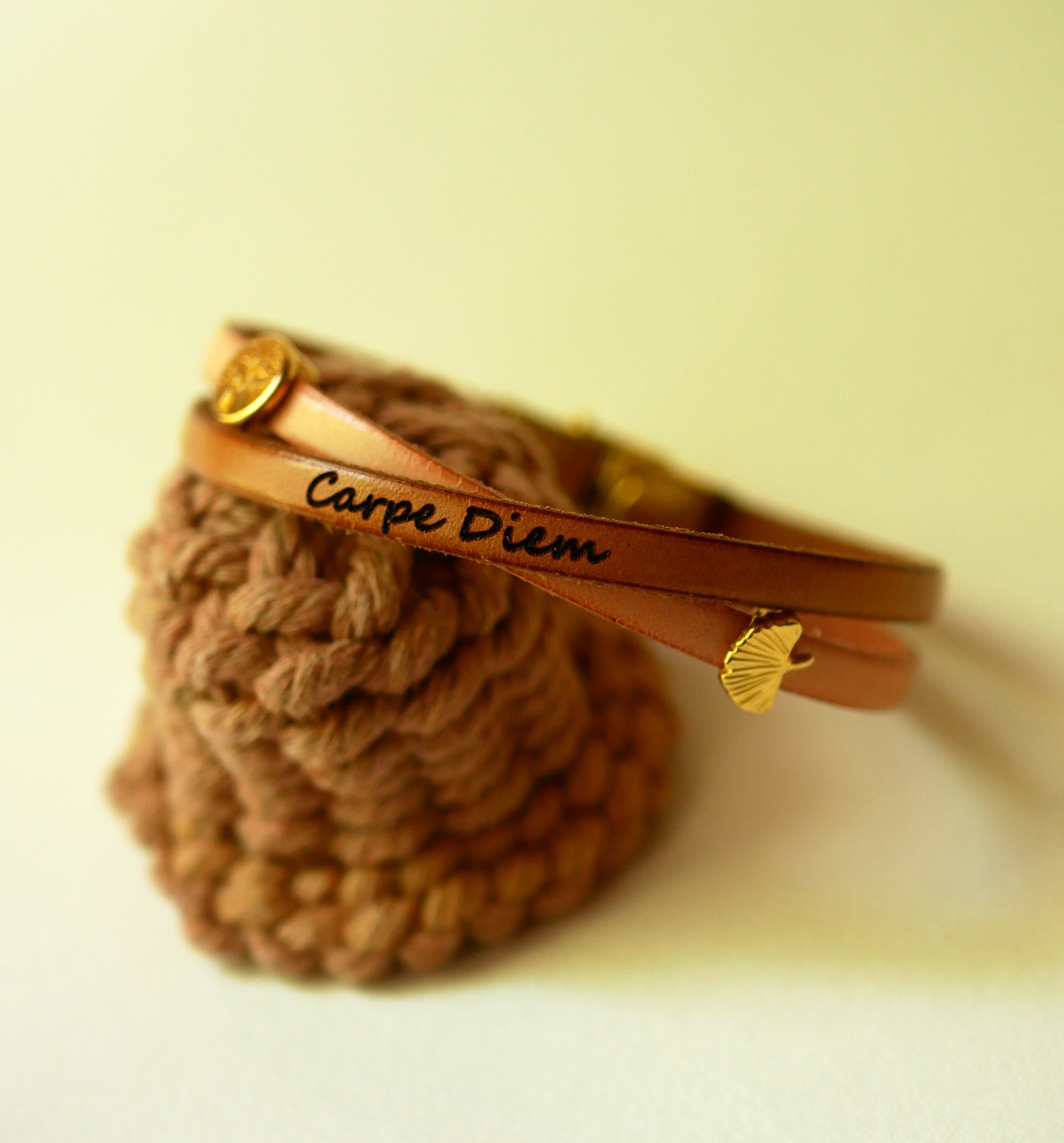 Pulseira dupla em pele Twist banhada a ouro para mulher 