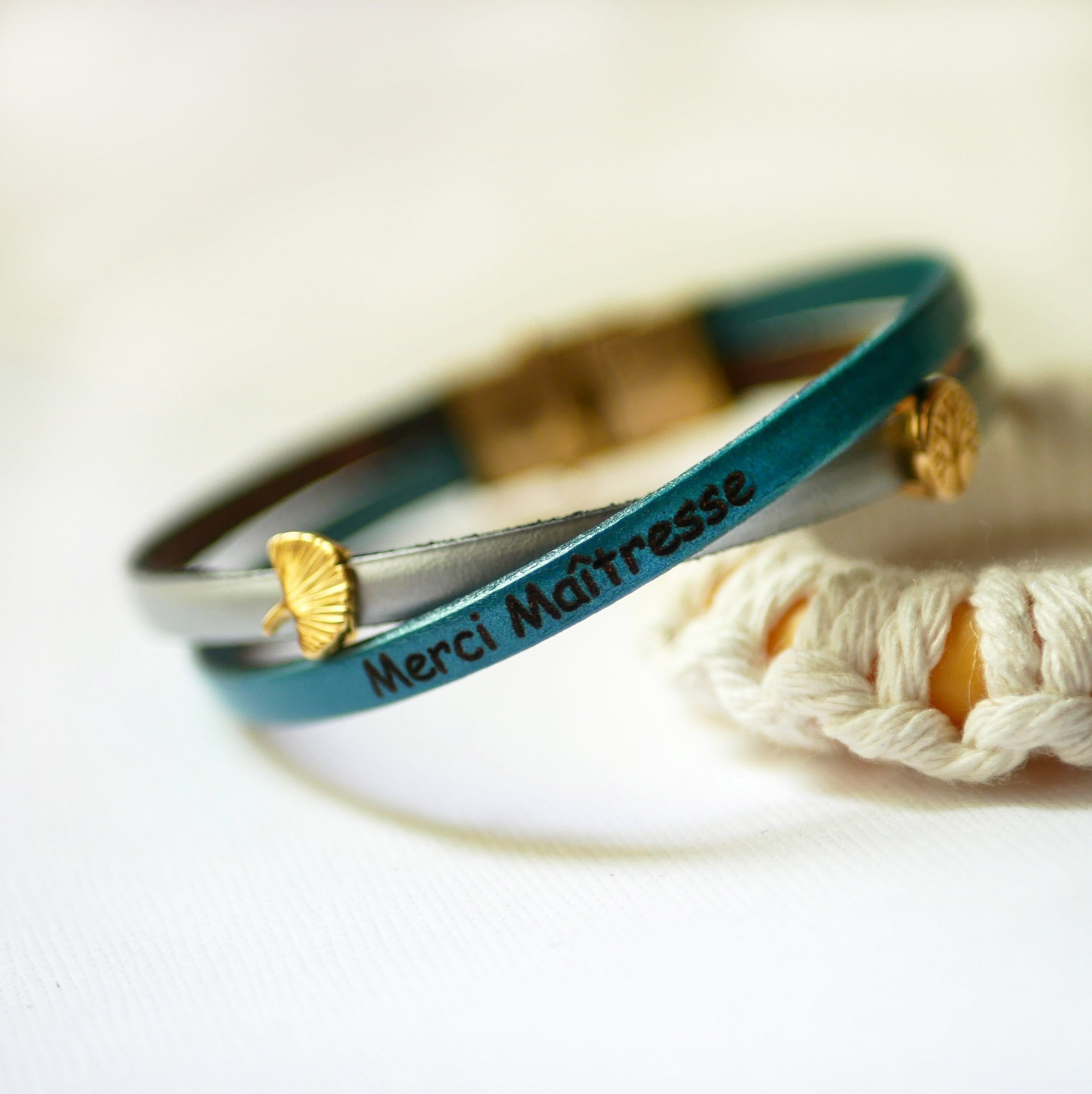 Pulseira dupla em pele Twist banhada a ouro para mulher 