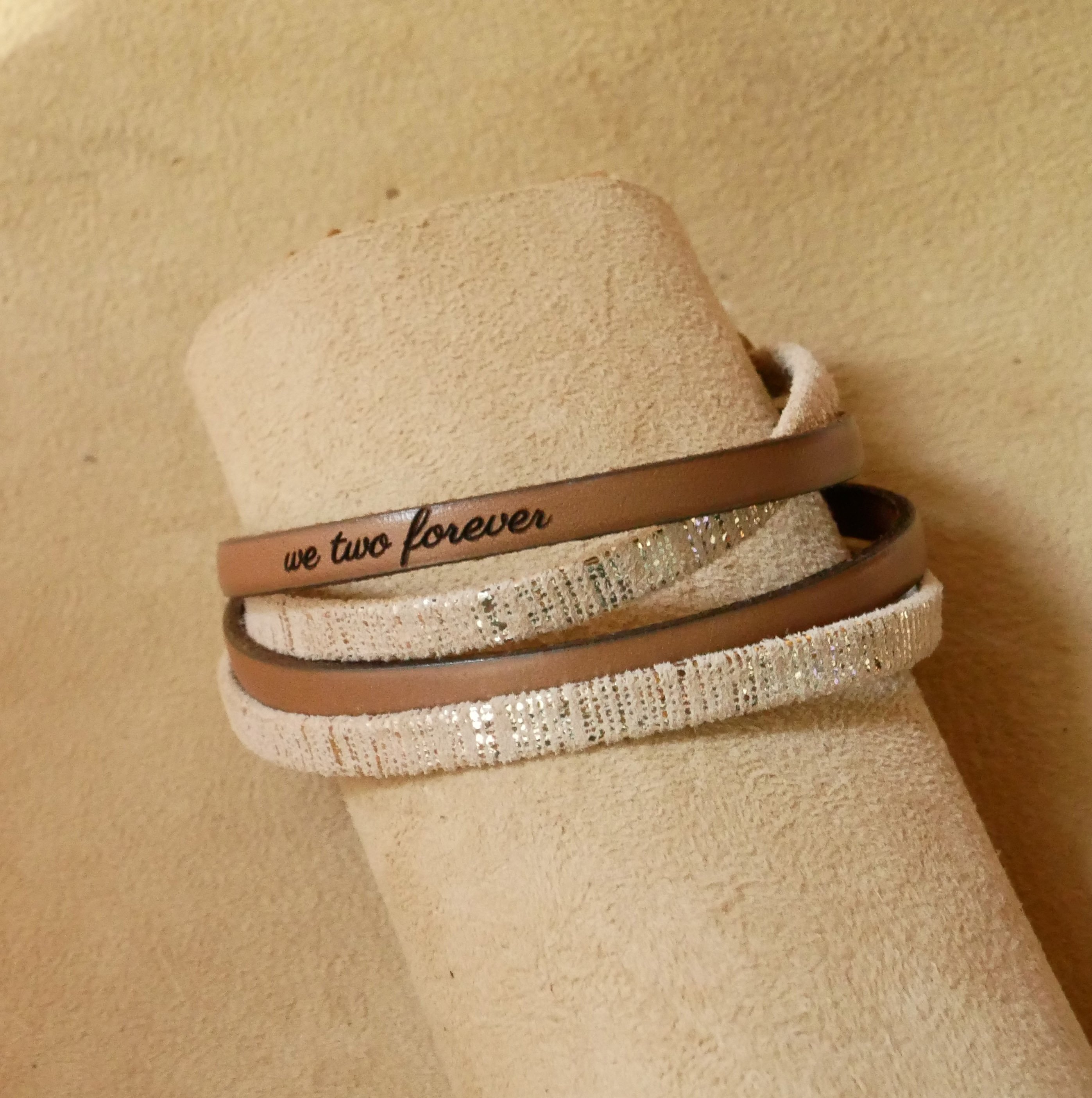 Pulseira dupla em pele dourada para senhora, personalizável com gravação