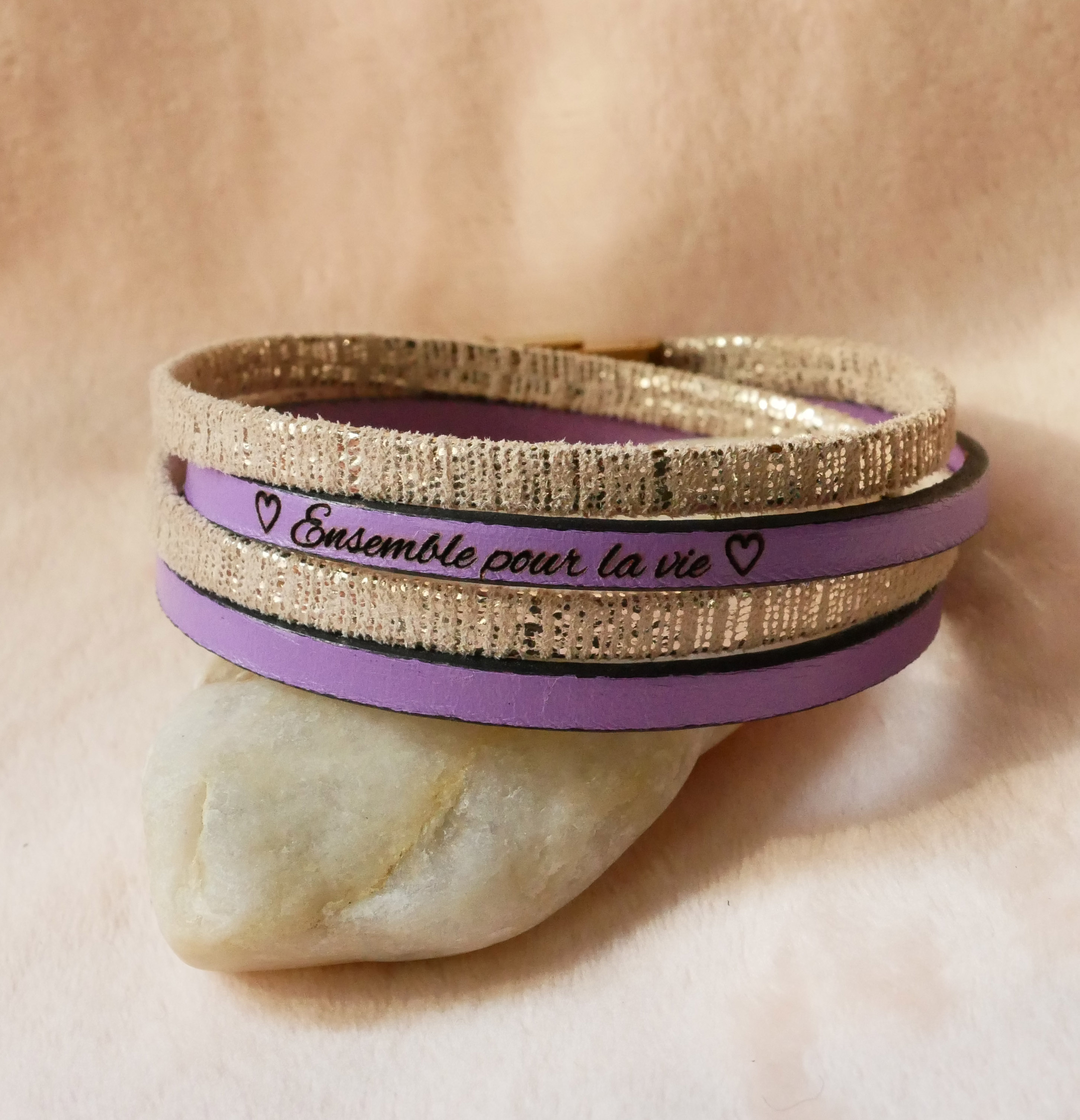 Pulseira dupla em pele dourada para senhora, personalizável com gravação