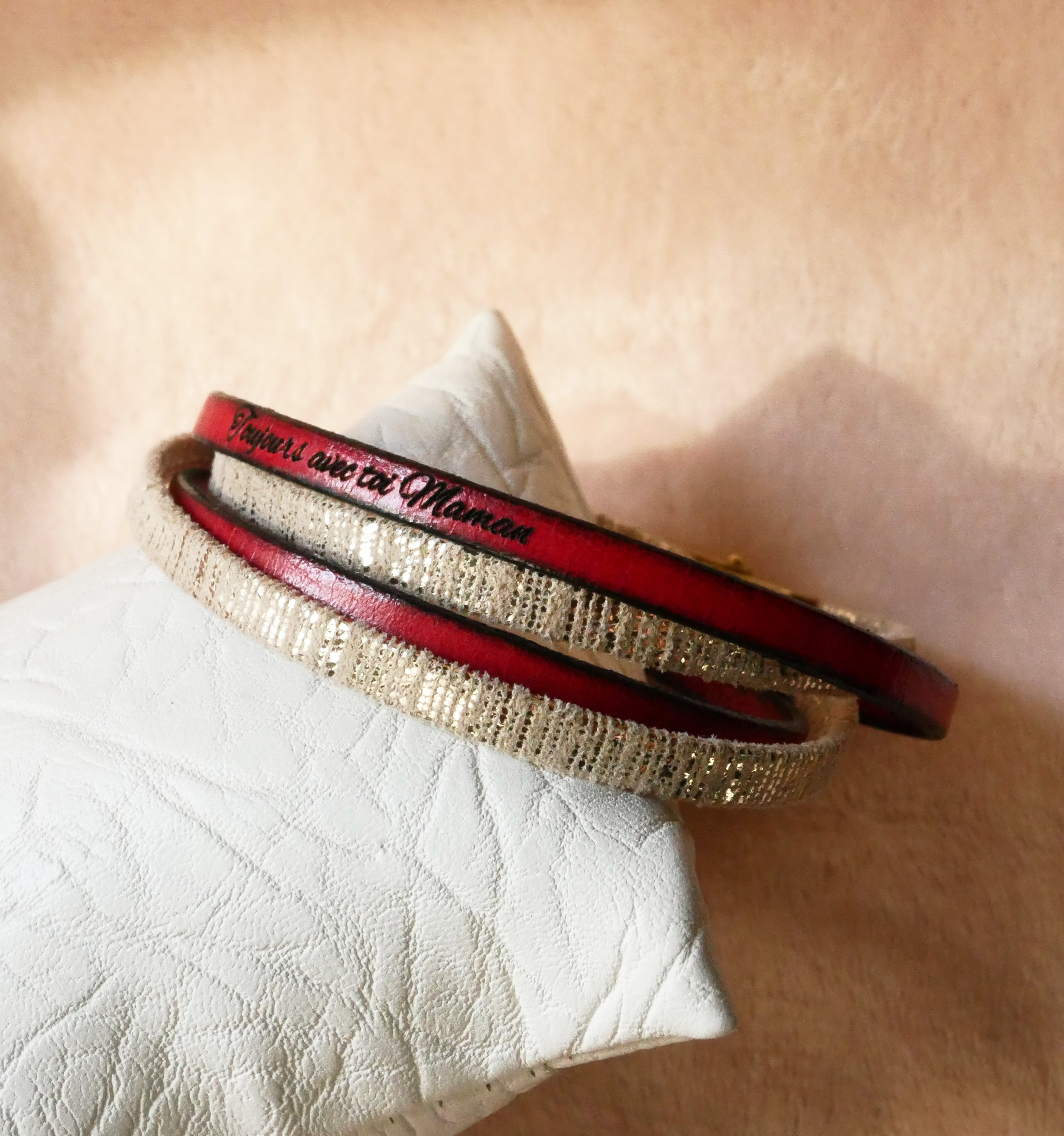 Pulseira dupla em pele dourada para senhora, personalizável com gravação
