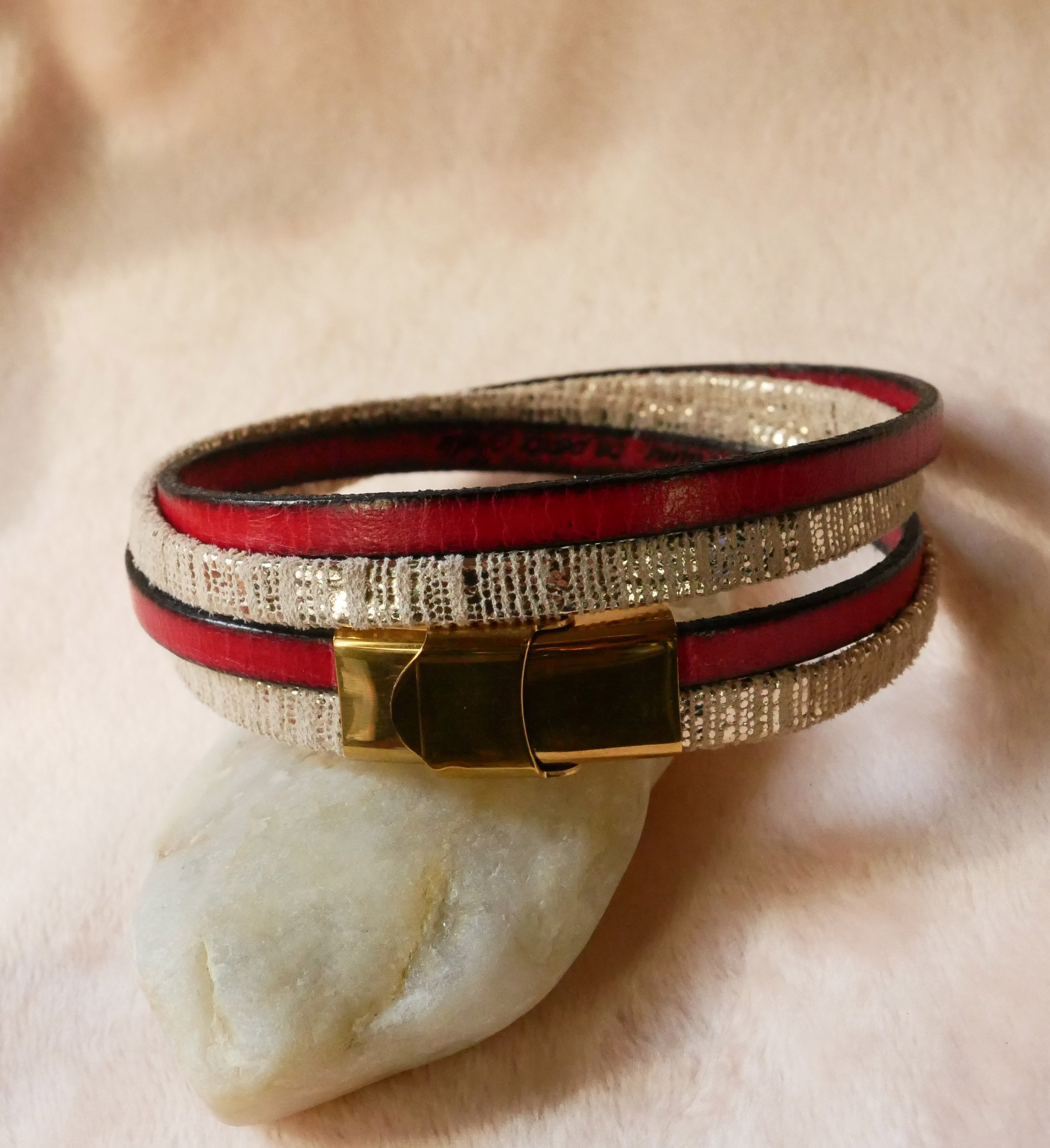Pulseira dupla em pele dourada para senhora, personalizável com gravação