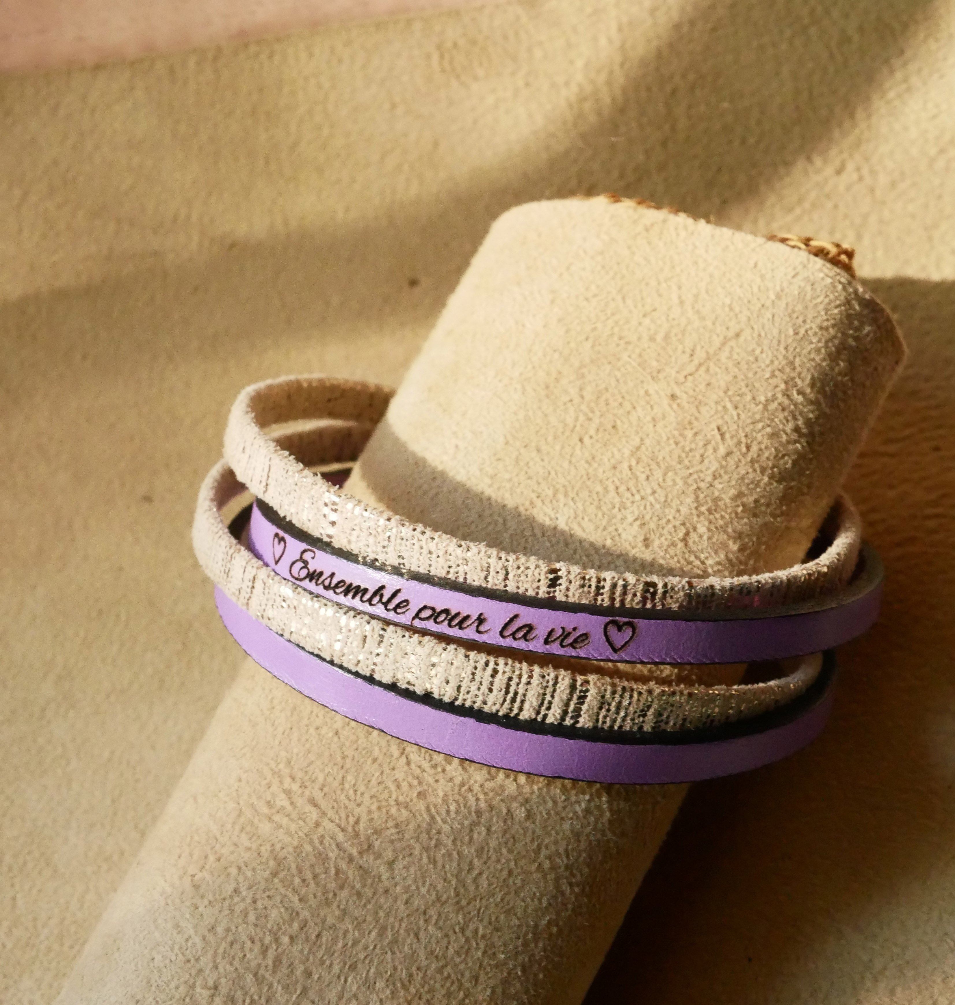 Pulseira dupla em pele dourada para senhora, personalizável com gravação
