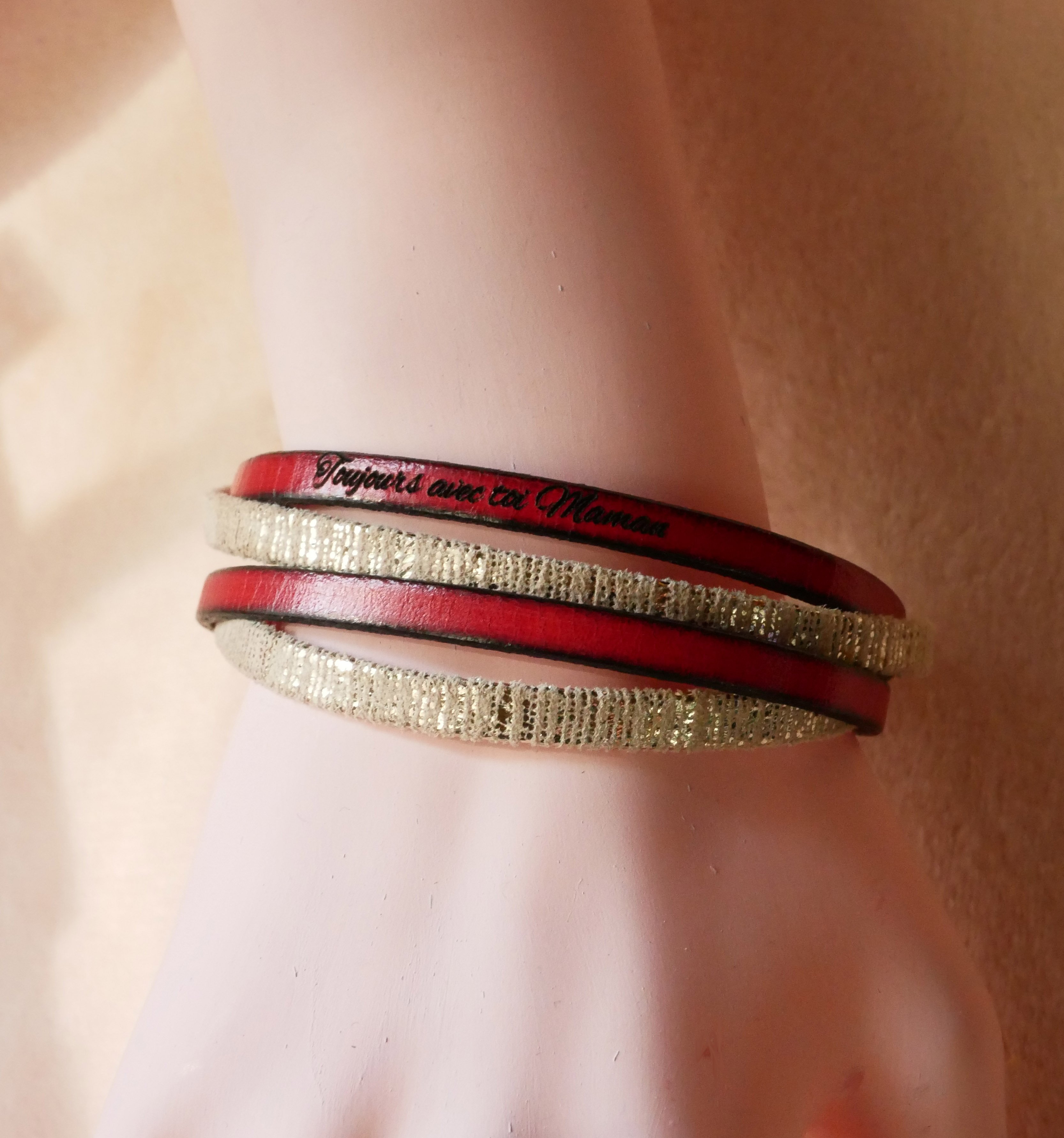Pulseira dupla em pele dourada para senhora, personalizável com gravação