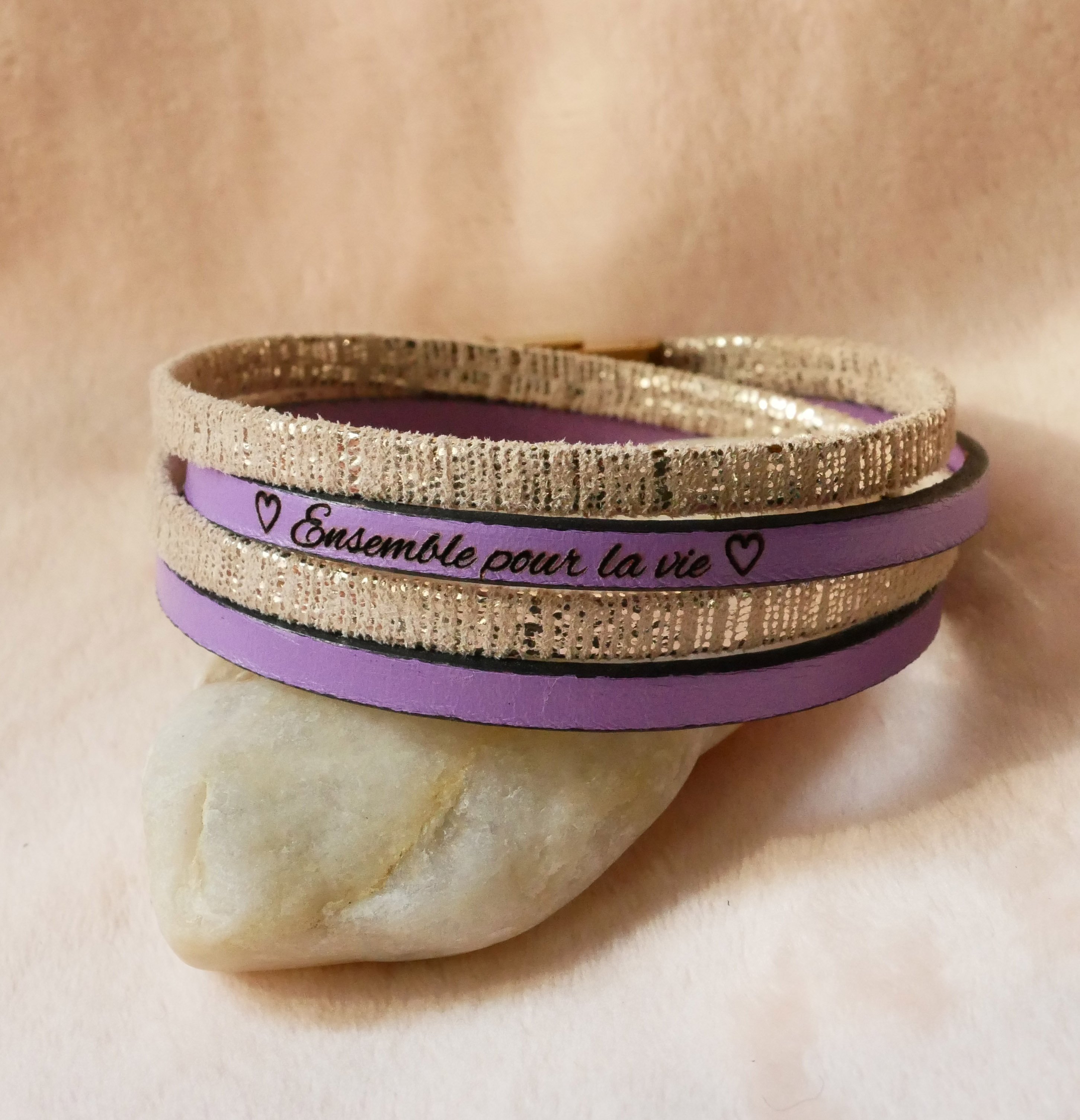 Pulseira dupla em pele dourada para senhora, personalizável com gravação