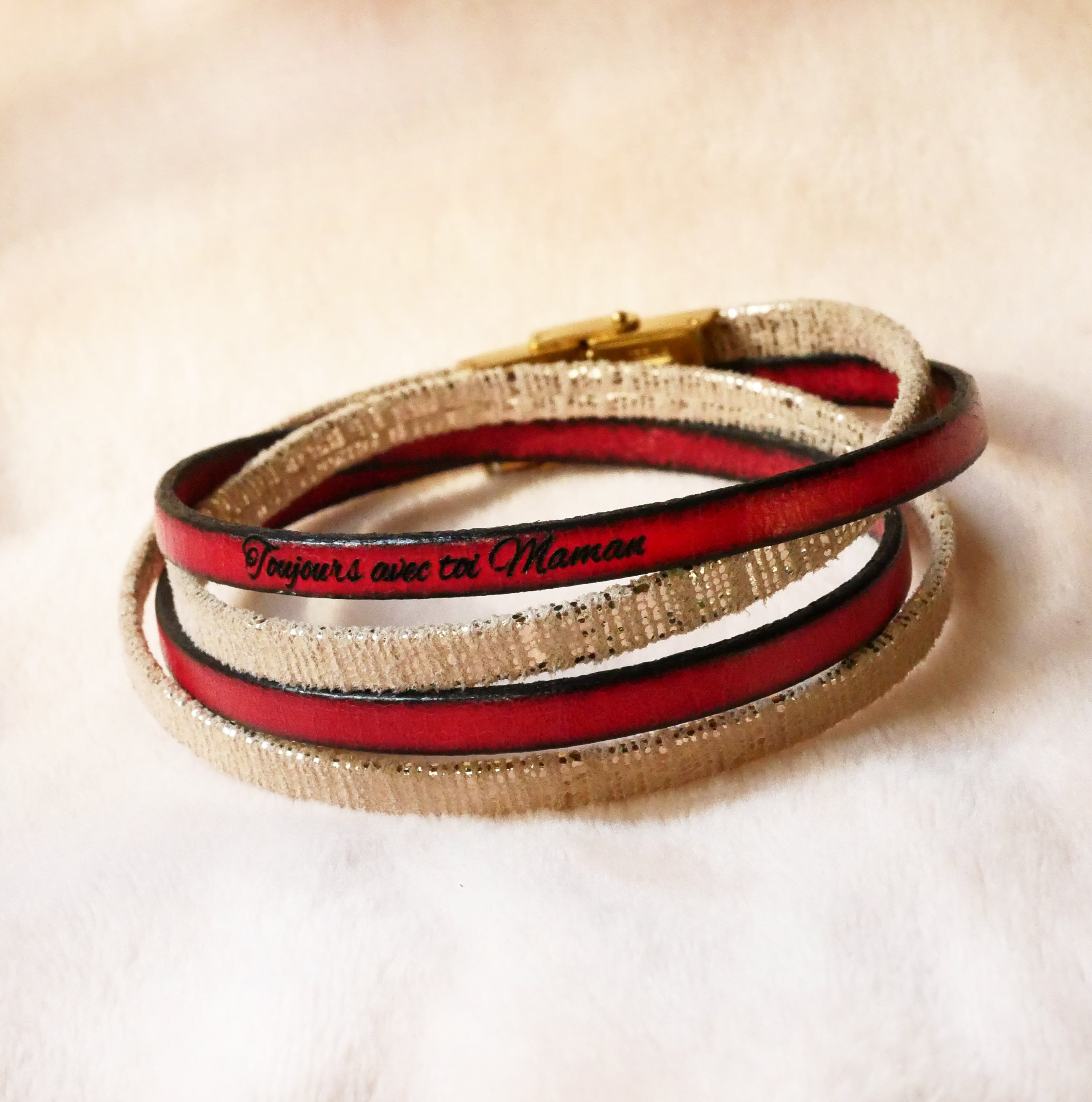 Pulseira dupla em pele dourada para senhora, personalizável com gravação