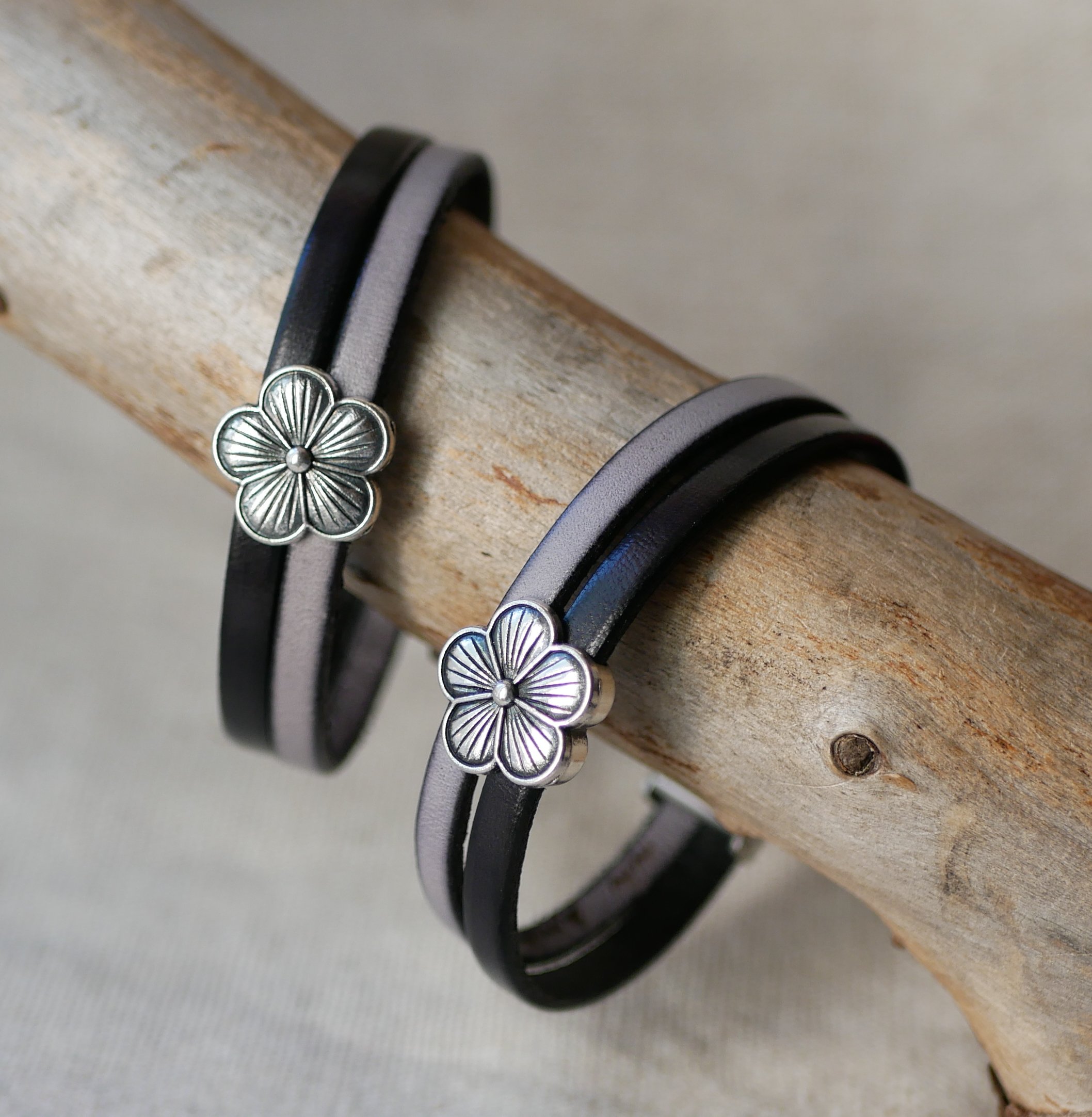 Pulseira dupla em pele com desenho de flores para personalizar 