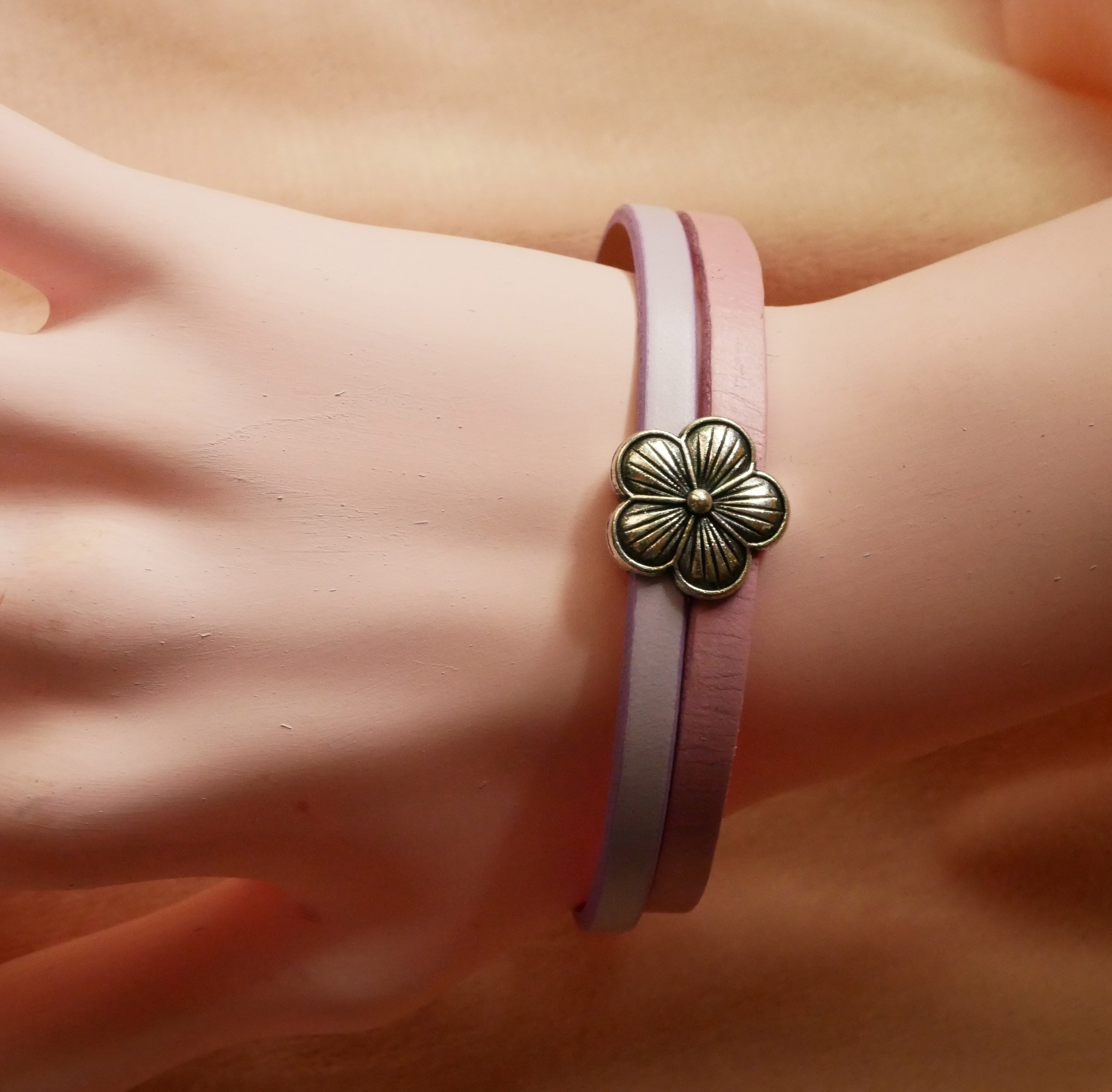 Pulseira dupla em pele com desenho de flores para personalizar 