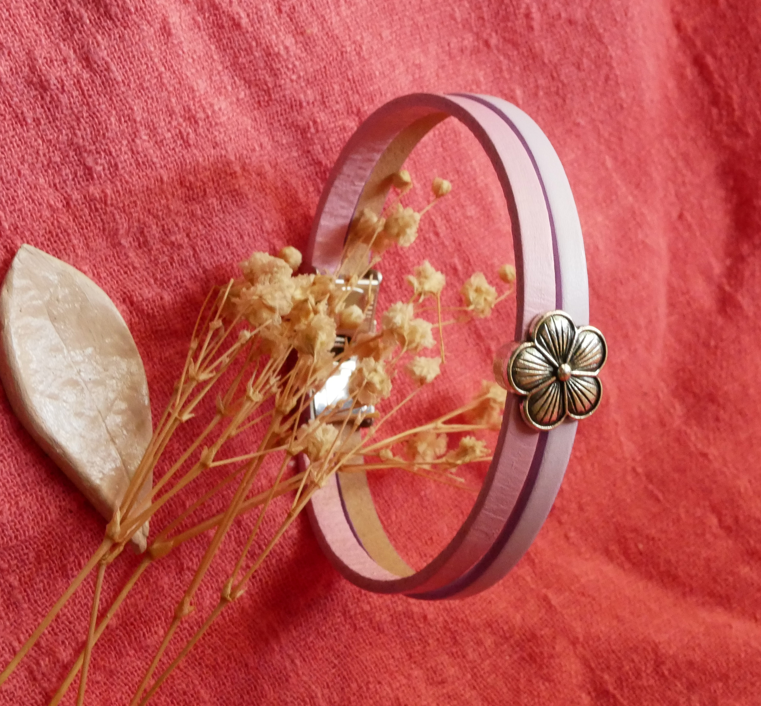 Pulseira dupla em pele com desenho de flores para personalizar 
