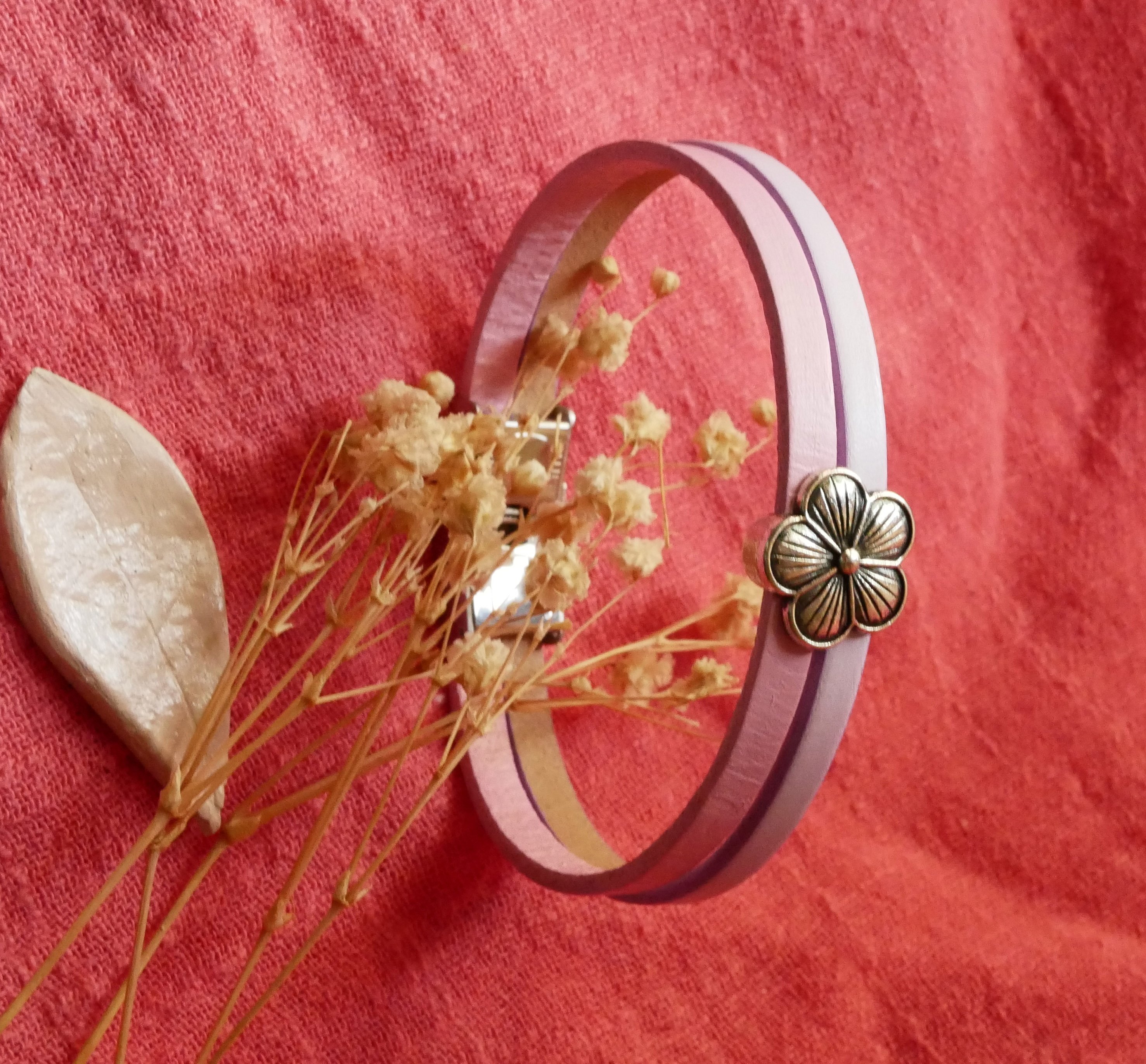 Pulseira dupla em pele com desenho de flores para personalizar 