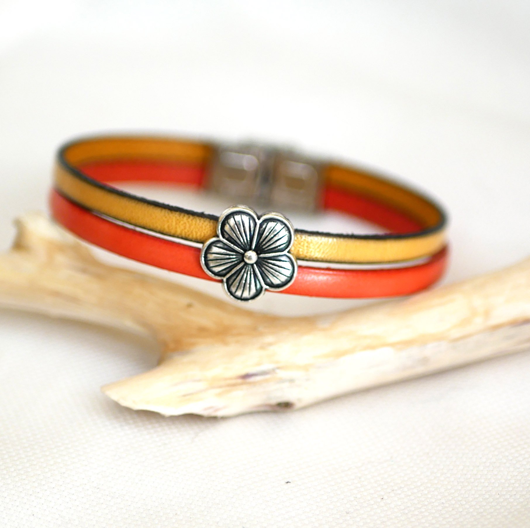 Pulseira dupla em pele com desenho de flores para personalizar 