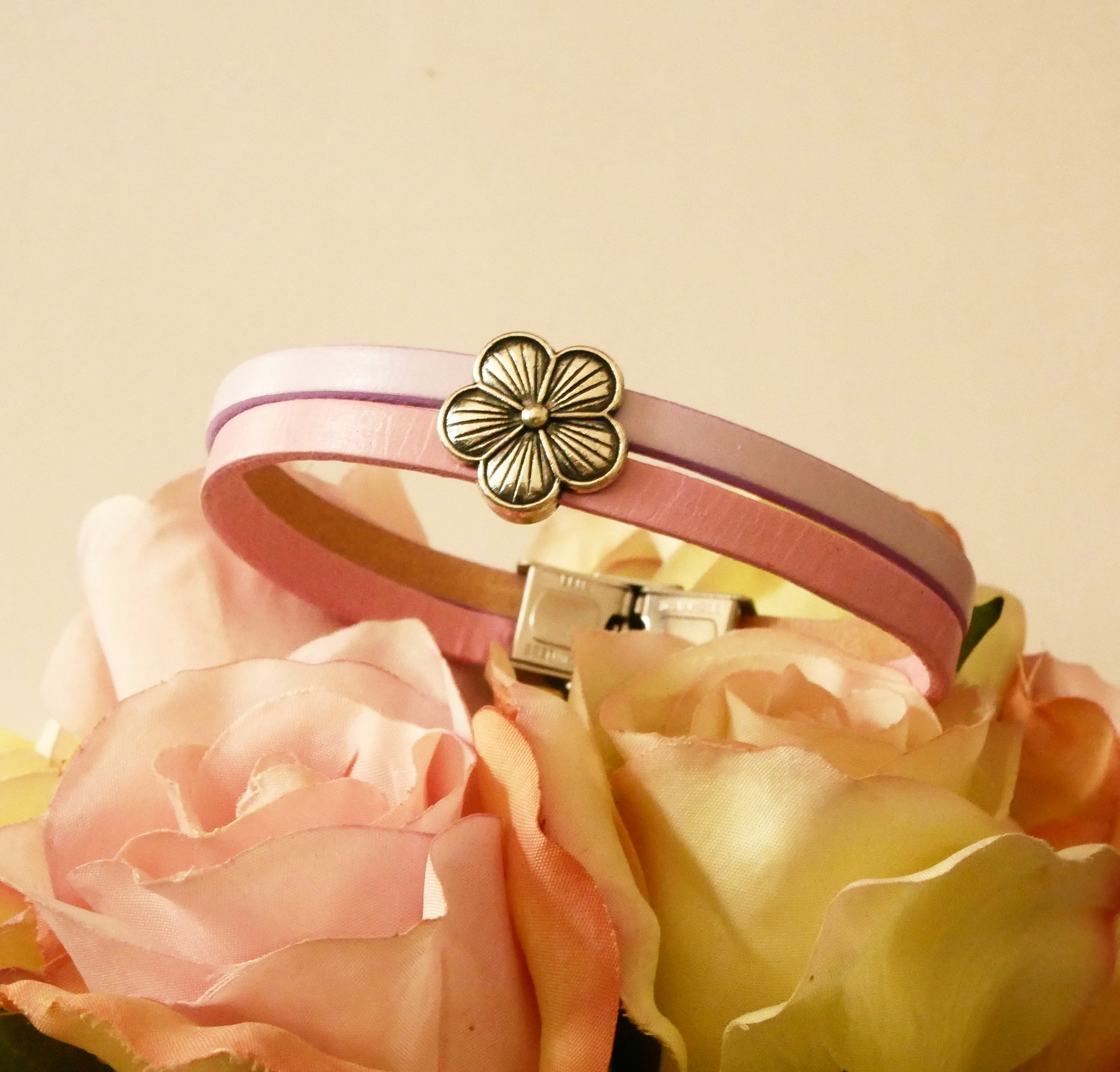 Pulseira dupla em pele com desenho de flores para personalizar 