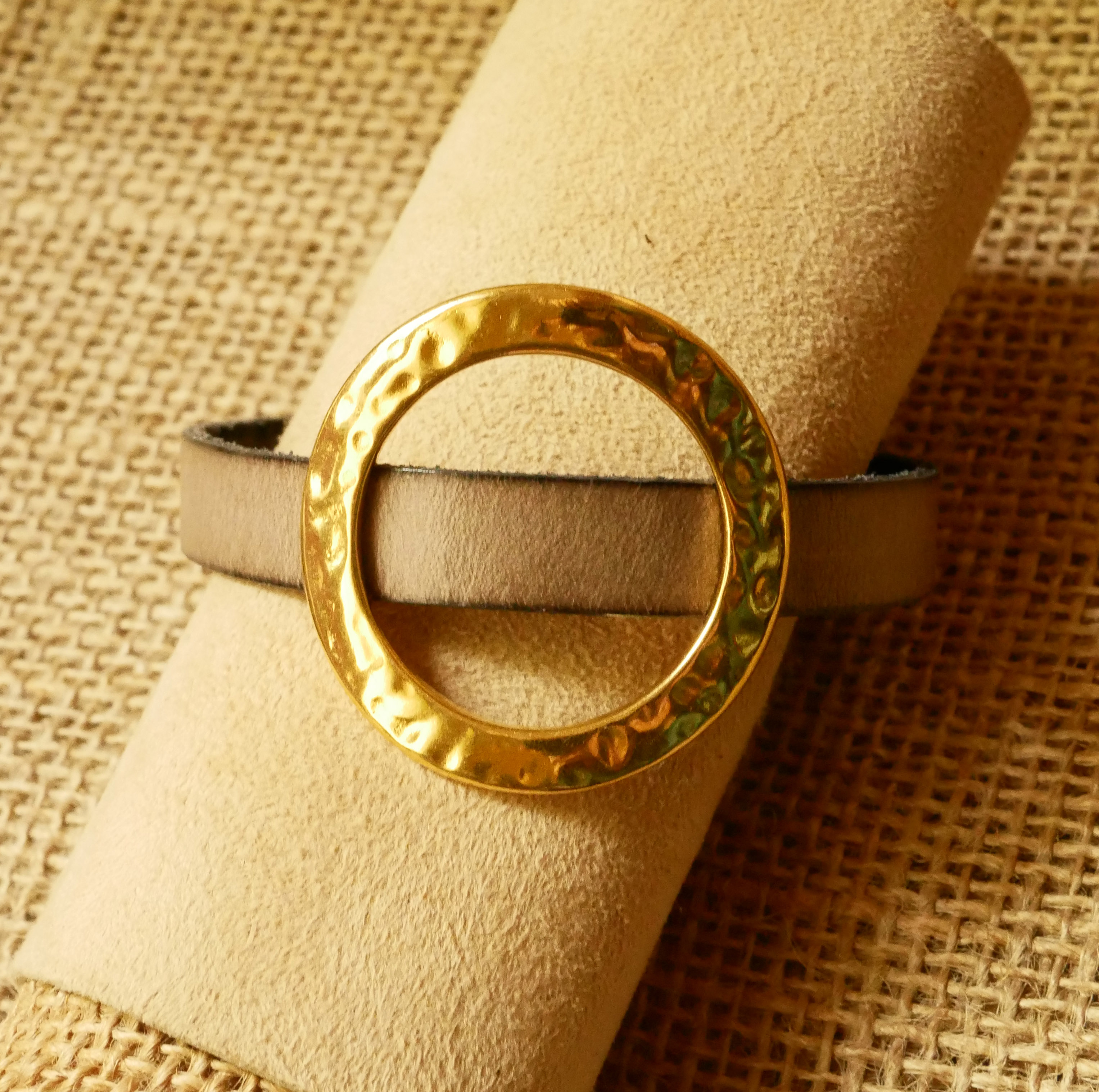 Pulseira mulher anel dourado grande em pele cor à sua escolha