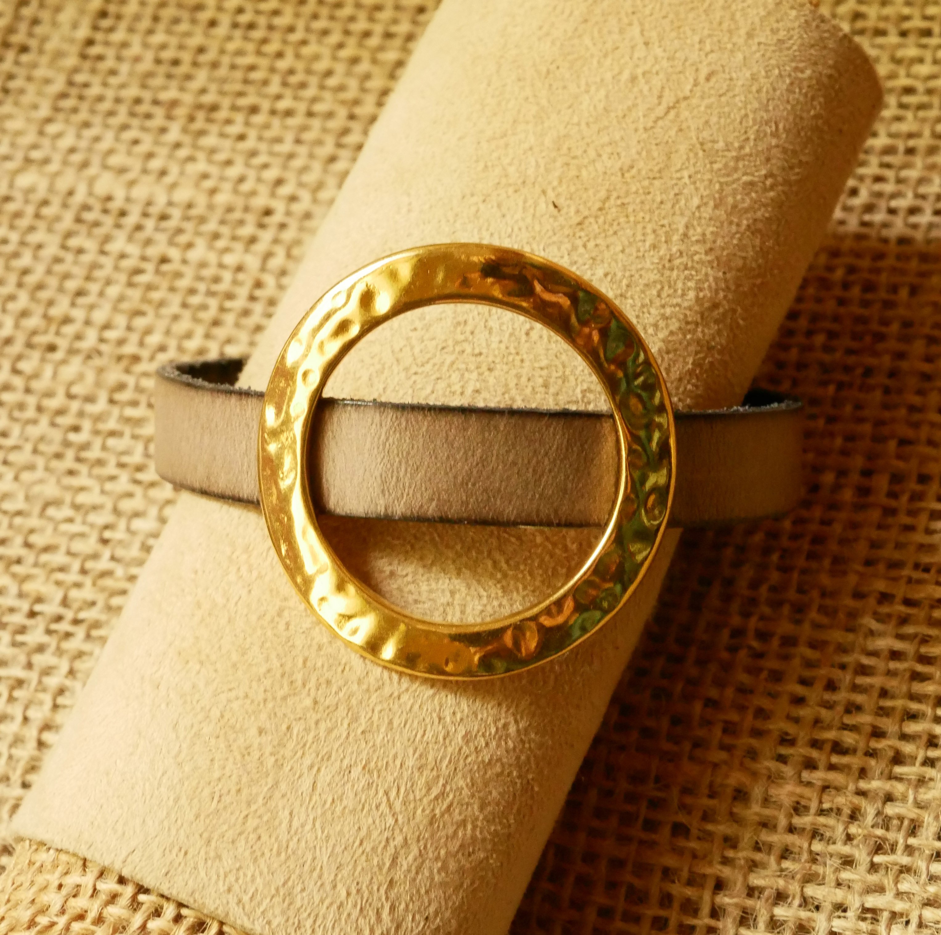 Pulseira mulher anel dourado grande em pele cor à sua escolha