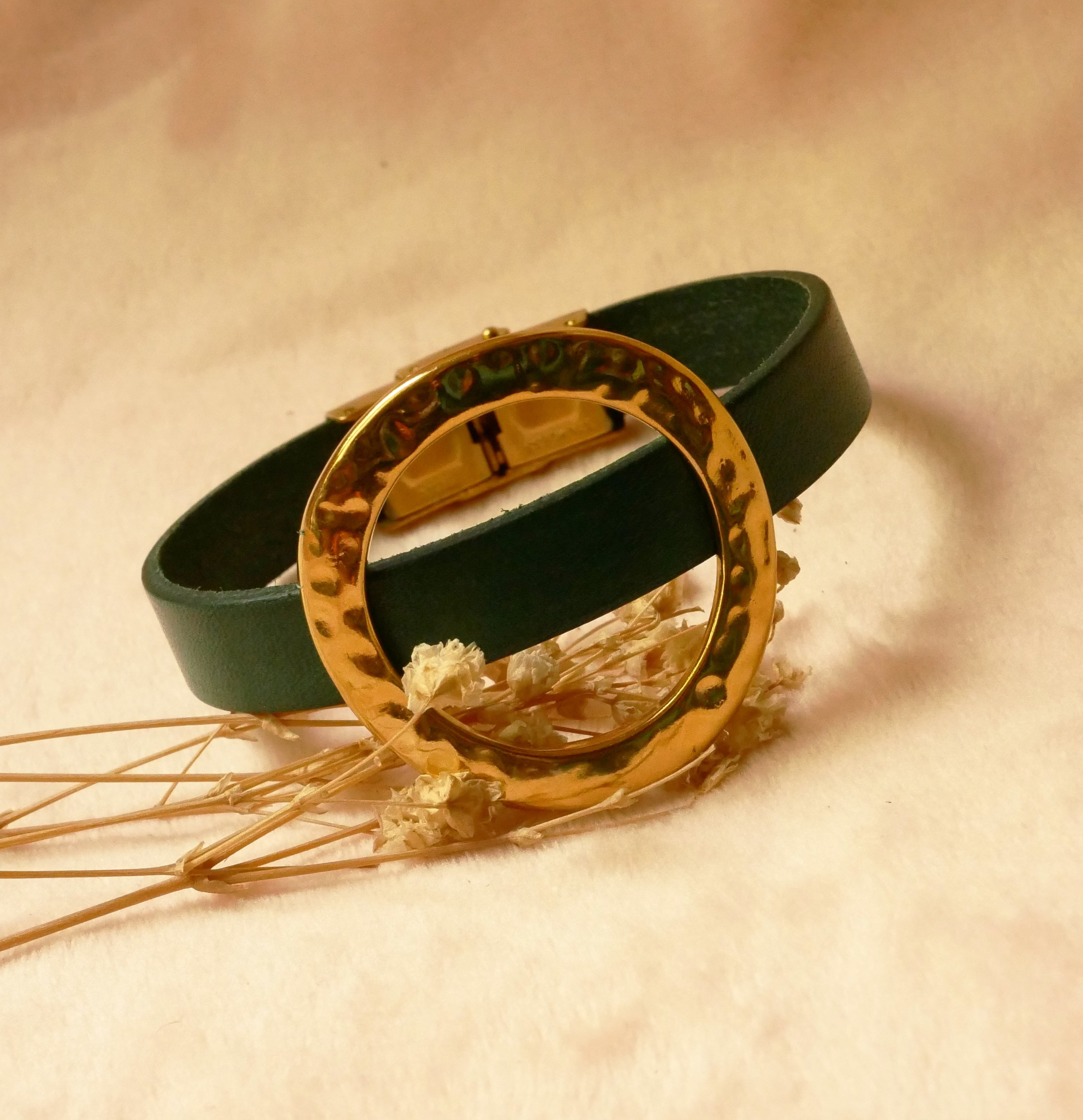 Pulseira mulher anel dourado grande em pele cor à sua escolha