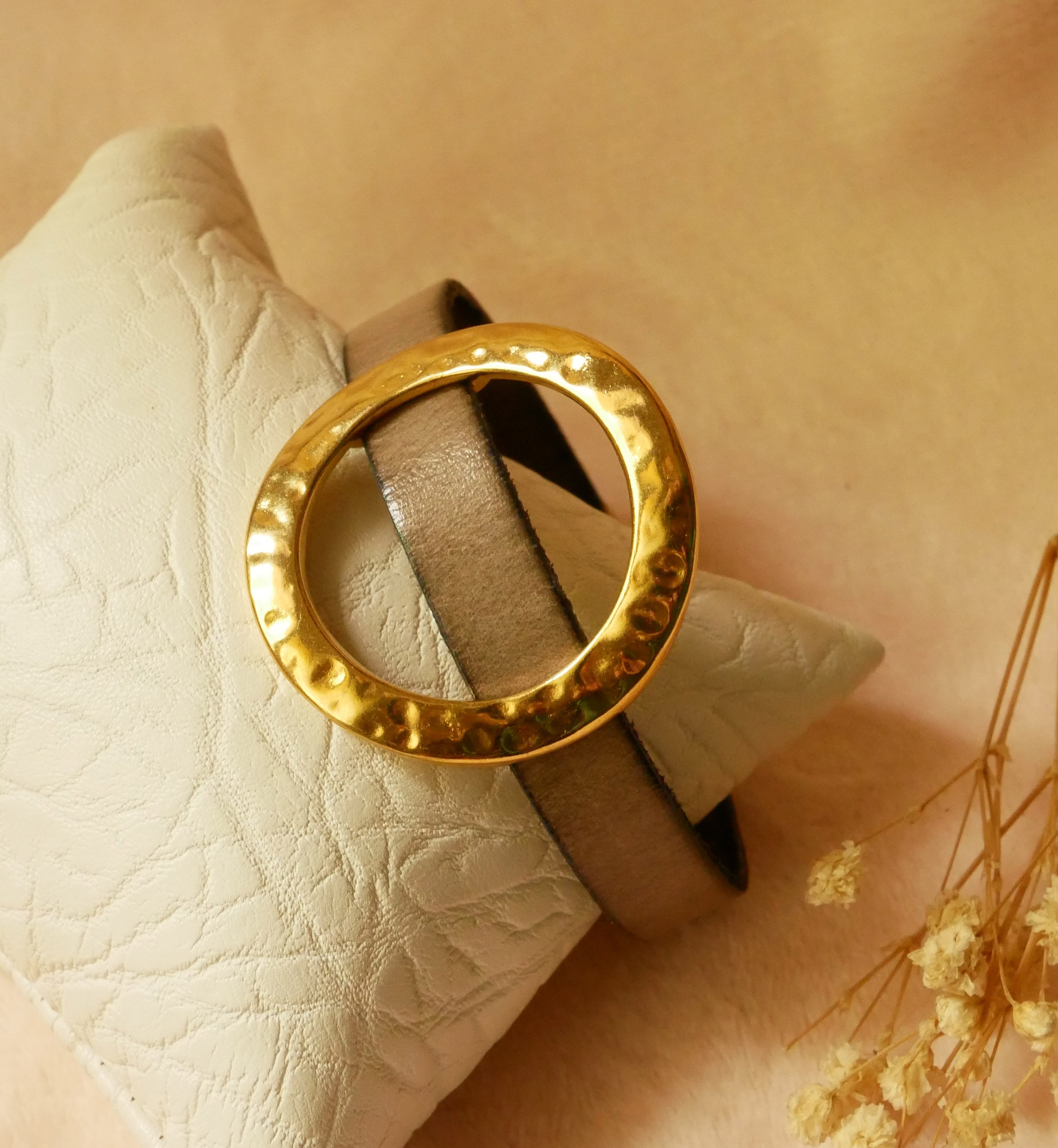 Pulseira mulher anel dourado grande em pele cor à sua escolha