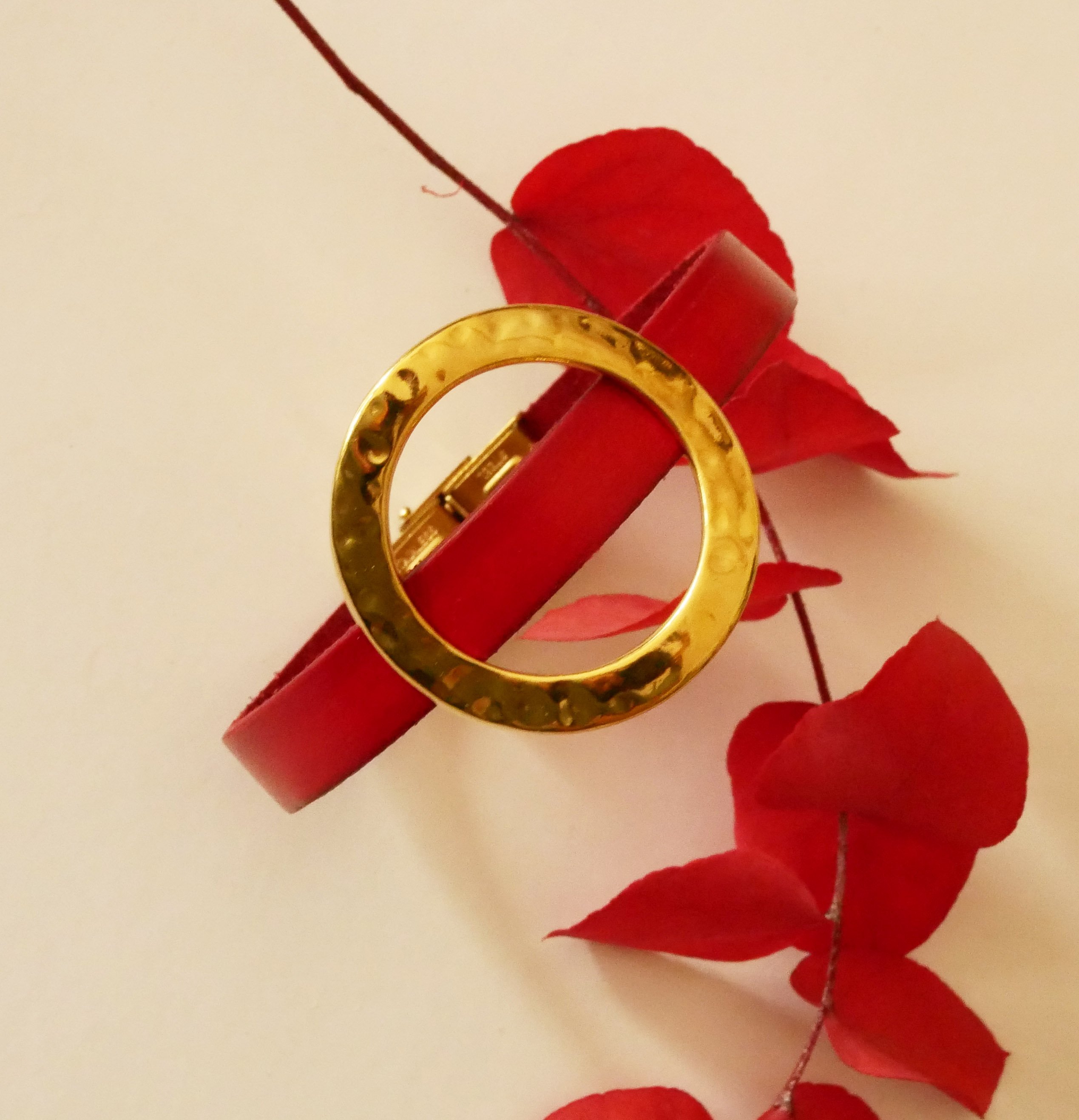 Pulseira mulher anel dourado grande em pele cor à sua escolha