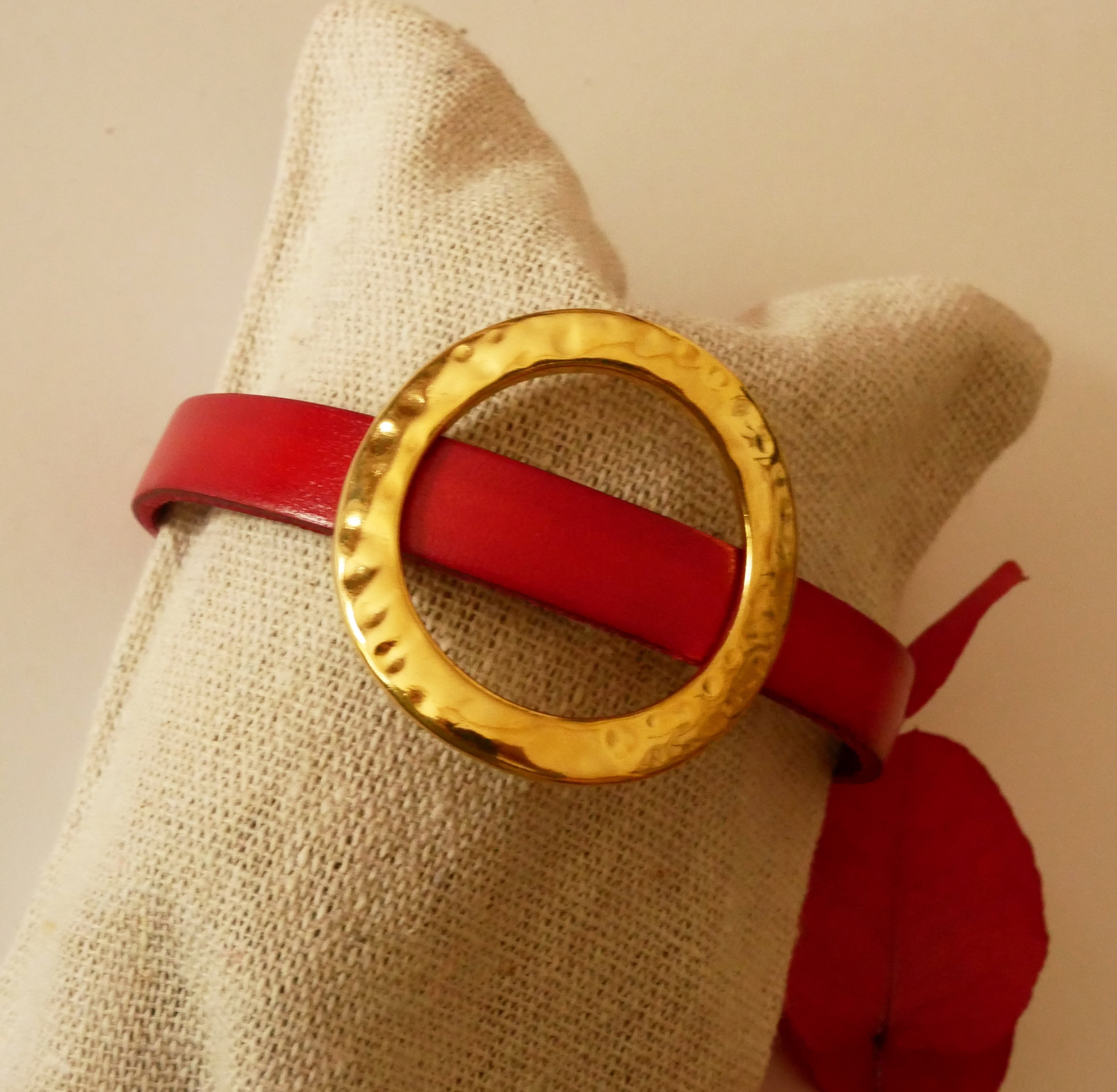 Pulseira mulher anel dourado grande em pele cor à sua escolha